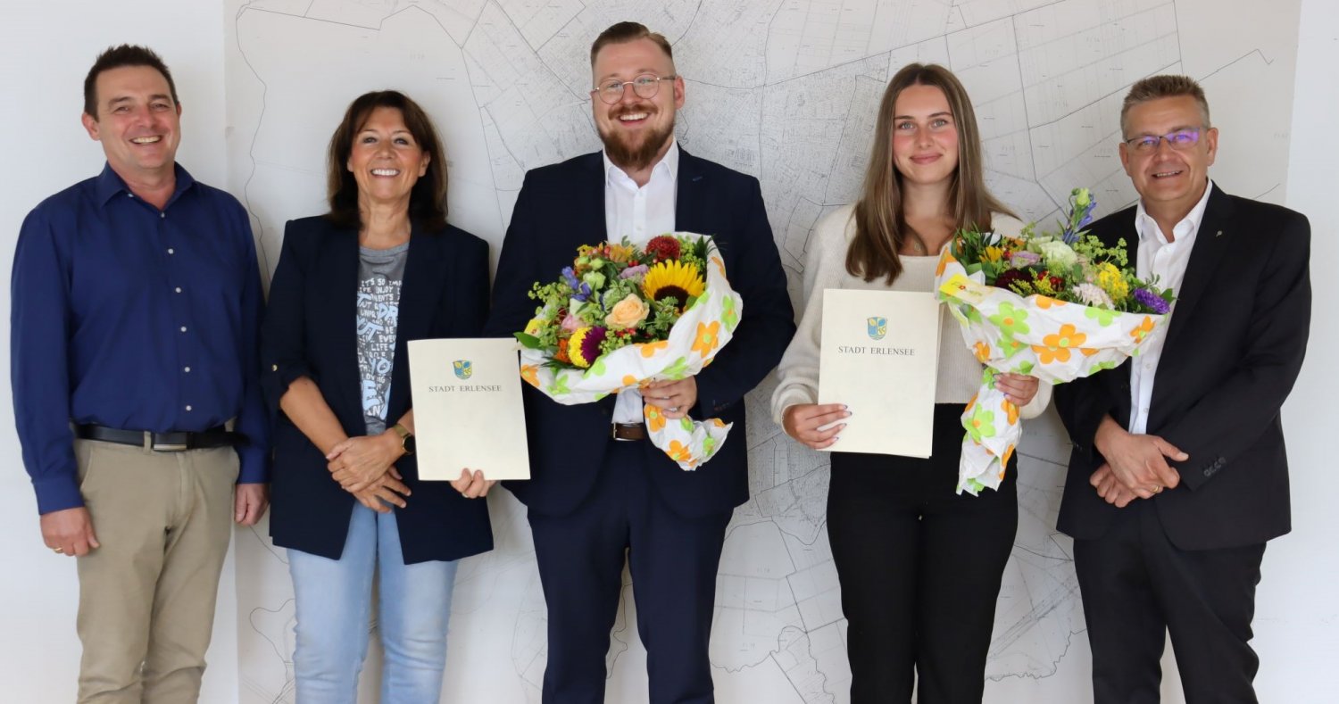 Wolfgang Rittershauß und Alina Hampel erhielten ihre Urkunden im Rahmen einer kleinen Feierstunde. Harald Kling (Fachbereichsleiter), Erste Stadträtin Birgit Behr und Bürgermeister Stefan Erb (r.) gratulierten..