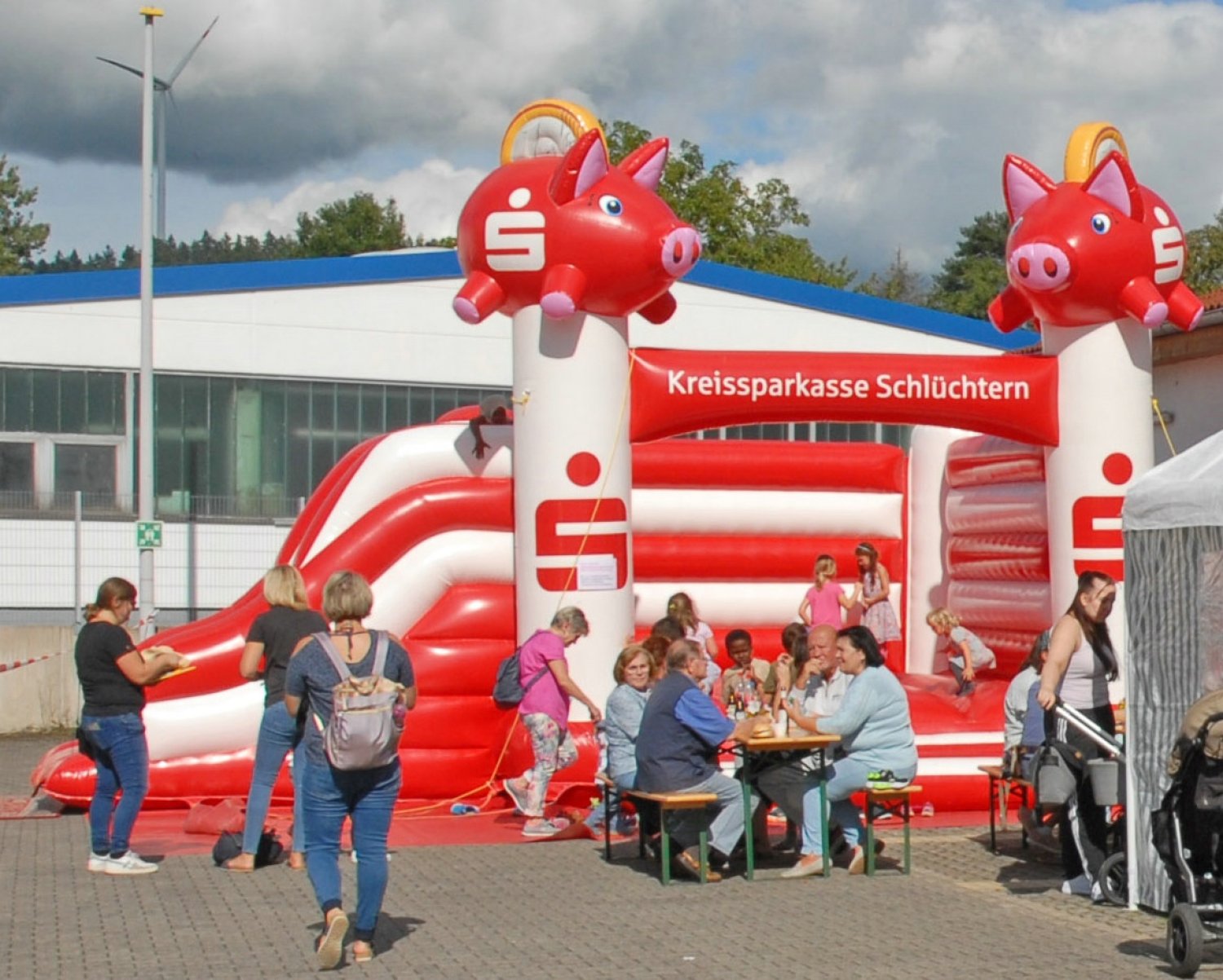 Der Sommerfesttag war für das Team von „nochmalschön“ in Sterbfritz nicht nur durch die zahlreichen Besucher, sei es Stammkundschaft oder neue Gesichter, ein voller Erfolg.
