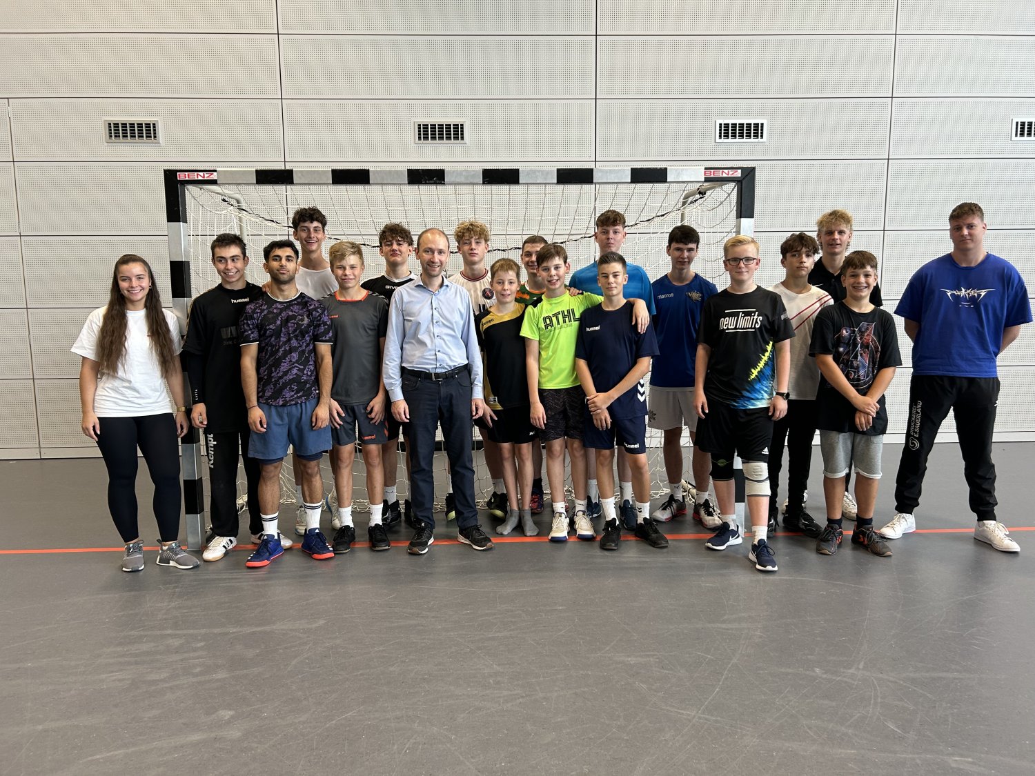 Max Schad besuchte das Handballcamp des HSV Nidderau und informiert über 500 Euro-Zuschuss.