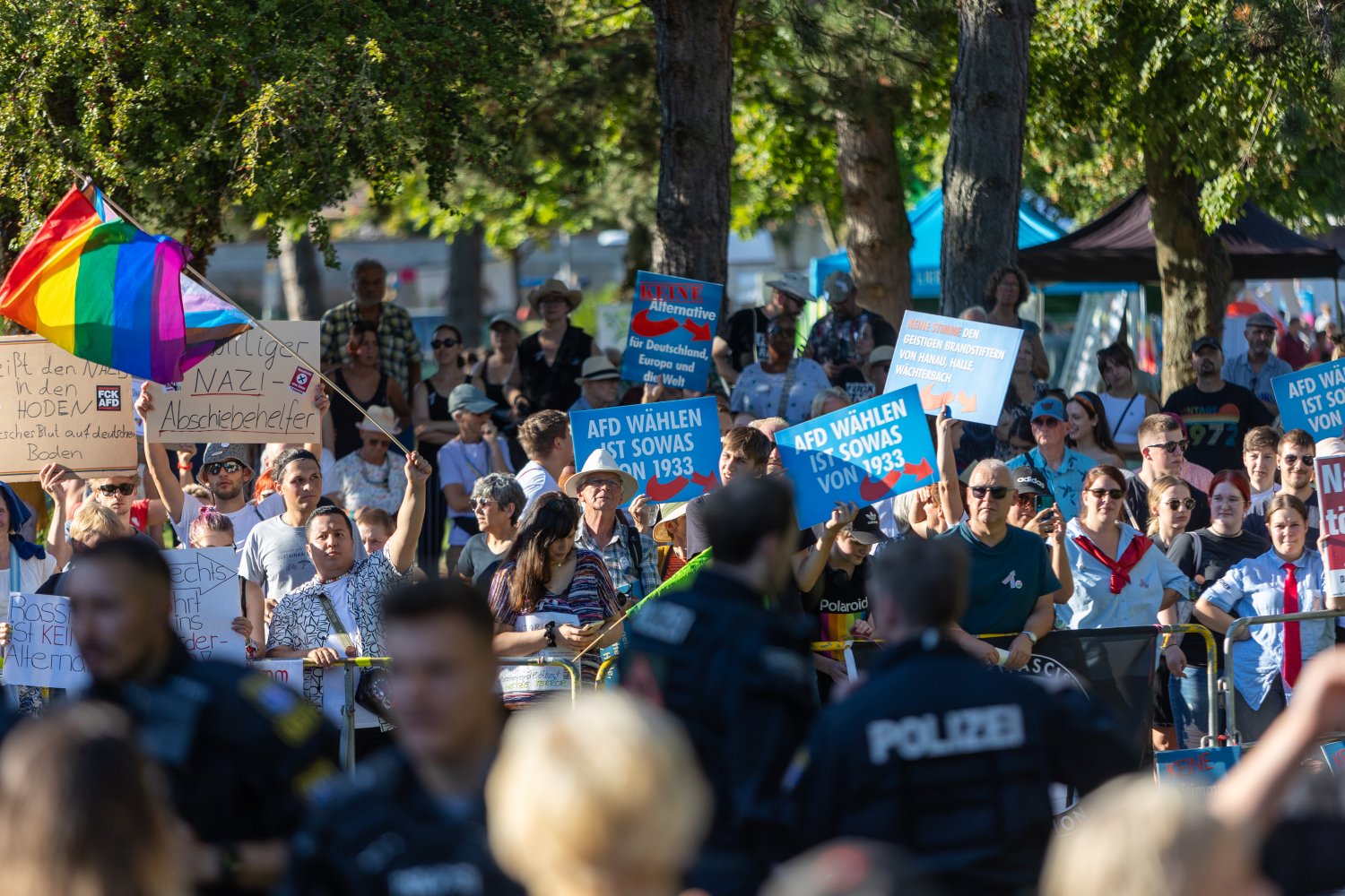 Drinnen AfD, draußen Gegendemo: Alice Weidel und Tino Chrupalla in Gelnhausen.