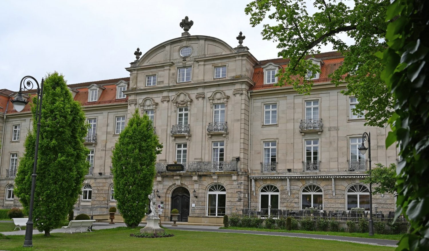 Das Dorint Resort & Spa liegt direkt im Schlosspark von Bad Brückenau. Und inmitten des riesigen Biosphärenreservats, ideal auch zum Wandern, Walken oder Fahrradfahren.
