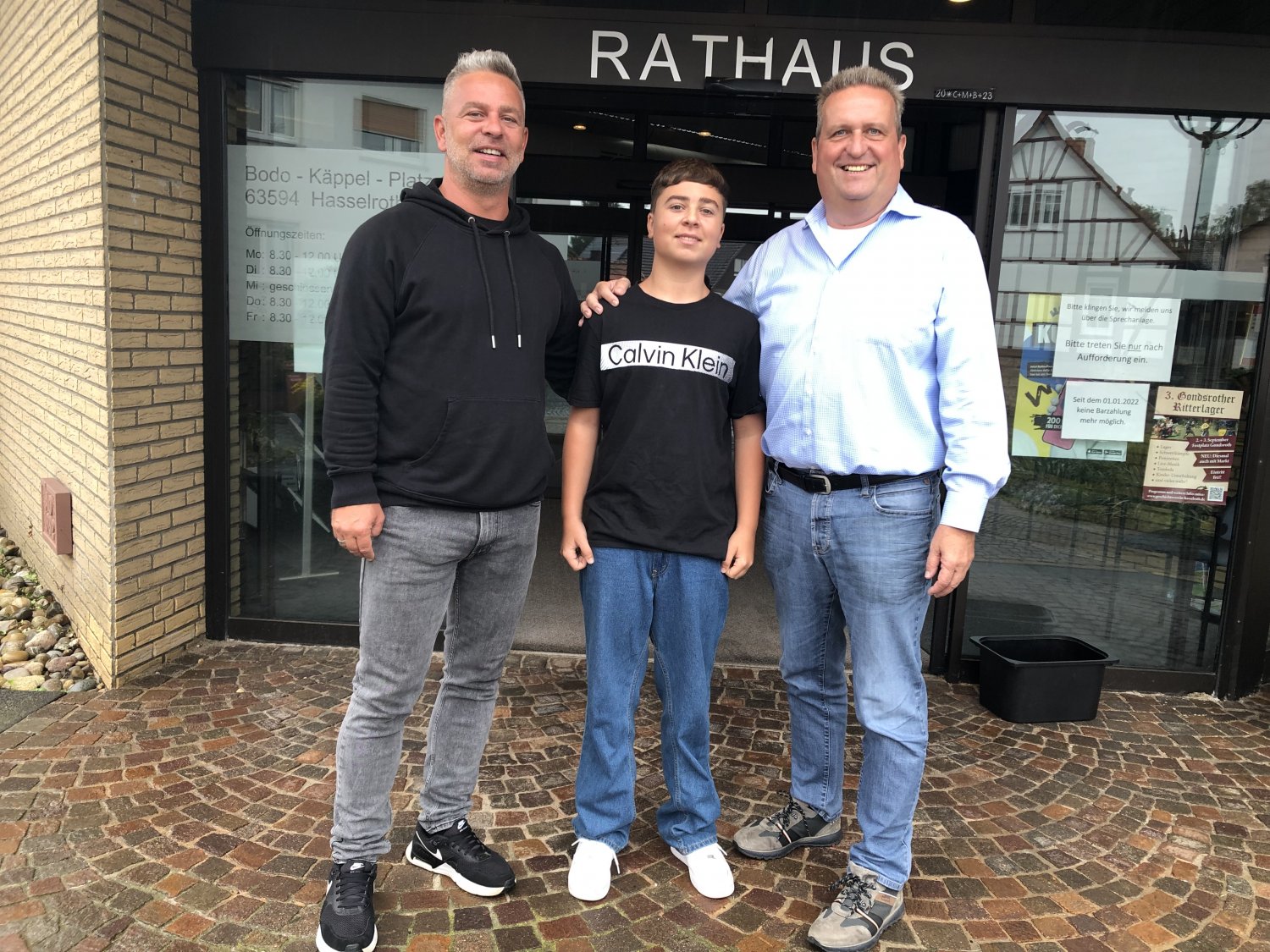 Philip Lösche mit seinem Vater Michael Lösche und Bürgermeister Matthias Pfeifer.