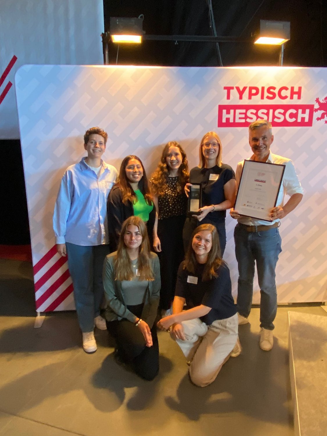 Das Team der Spessart Tourismus und Marketing GmbH mit Geschäftsführer Bernhard Mosbacher (hintere Reihe rechts) bei der Verleihung des Typisch hessisch Award 2023