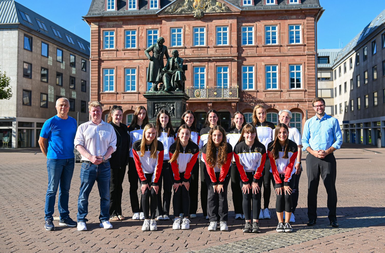 Eine besonders erfolgreiche Mannschaft national wie international stellt die TG Hanau mit den Jumping Swans.