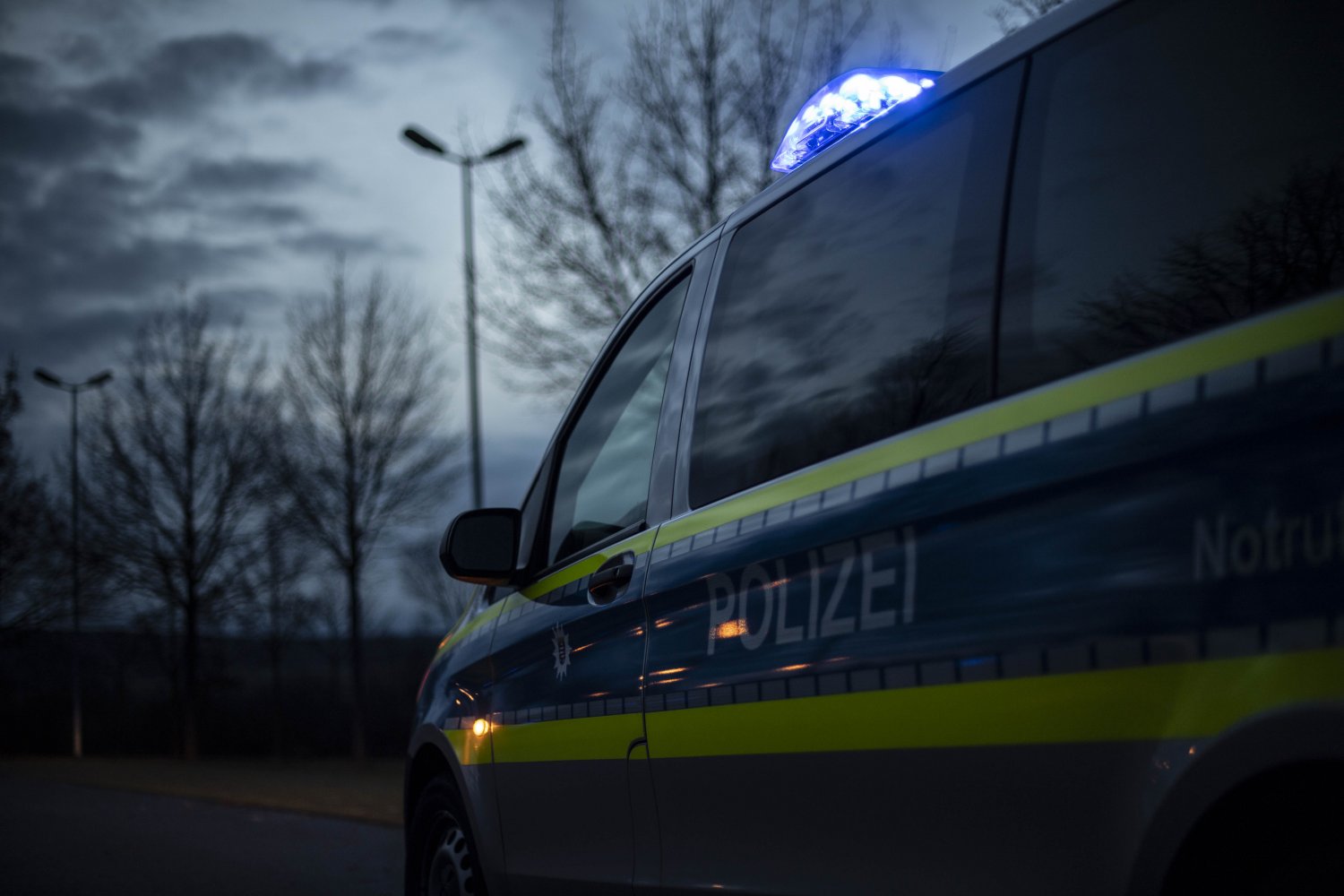 Mit einem beherzten Sprung in die Kinzig hat ein Polizeibeamter am Freitagabend einen im Wasser befindlichen Mann möglicherweise vor dem Ertrinken gerettet.