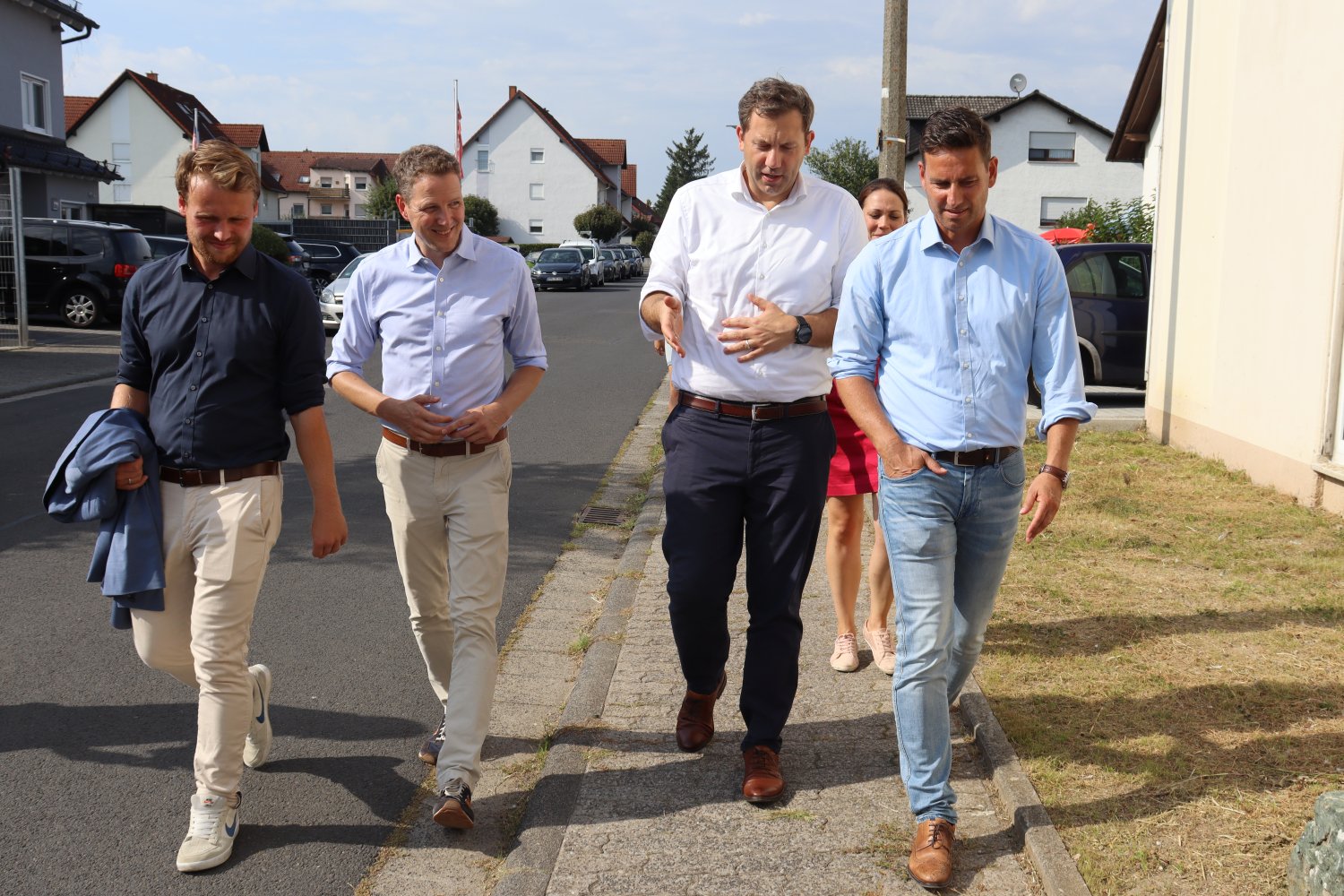 Vertieft ins Gespräch (v.li): MdB Lennard Oehl, Landtagskandidat Christoph Degen, SPD-Chef Lars Klingbeil und Neubergs Bürgermeister Jörn Schachtner.