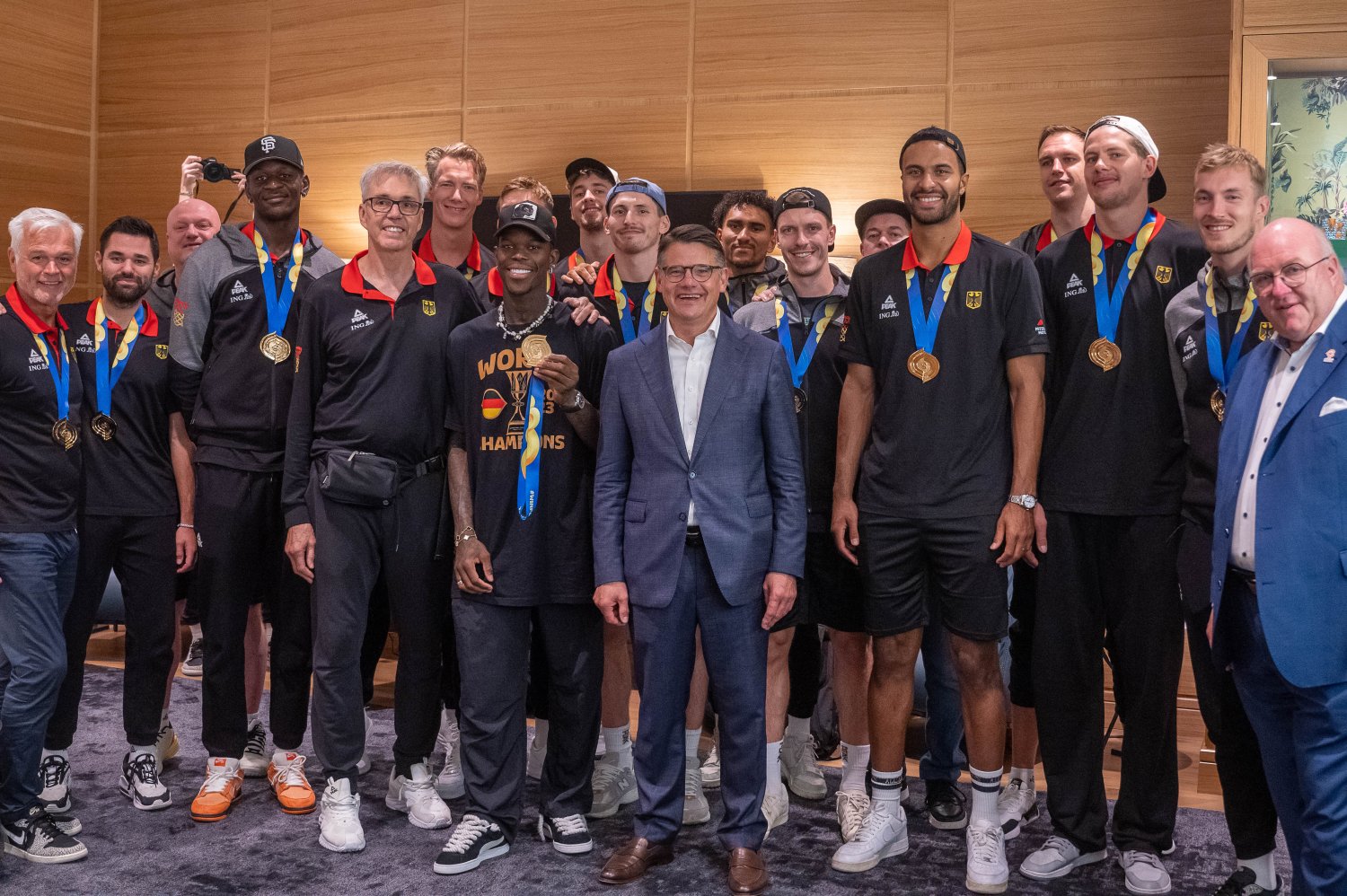 Ministerpräsident Boris Rhein begrüßt die deutsche Basketball-Nationalmannschaft am Frankfurter Flughafen.