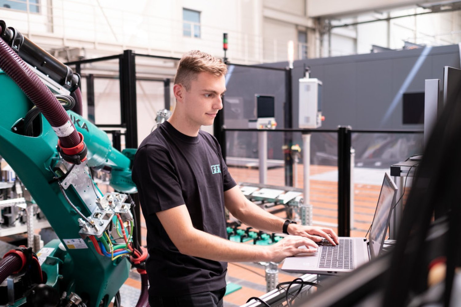 Mirco Pfohl studiert im vierten Semester den dualen Studiengang Mechatronik an der Hochschule Foto: FFT Produktionssysteme GmbH & Co. KG