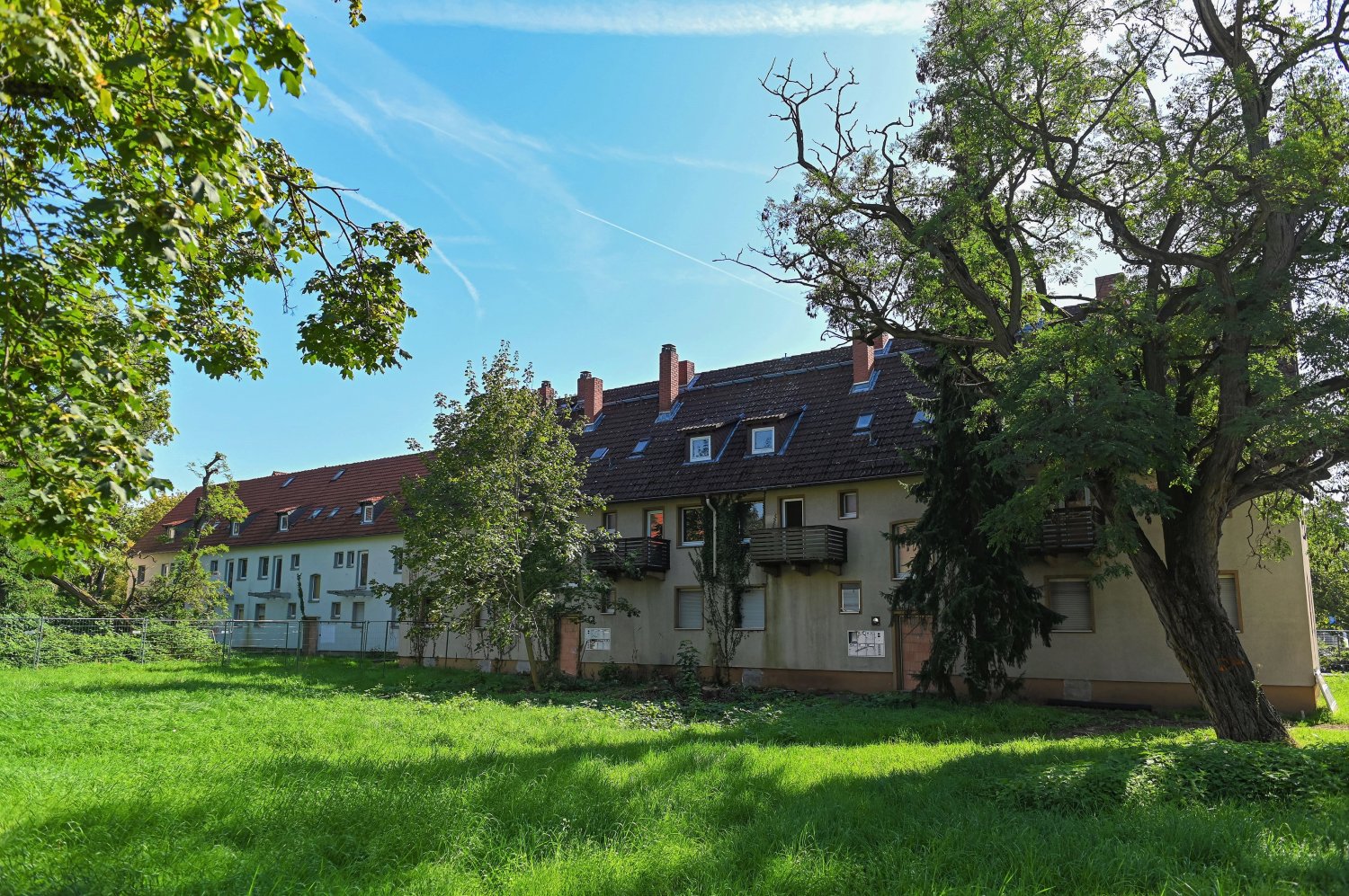 Um dem fortschreitenden Verfall der Wohnanlage Kinzigheimer Weg/Annastraße entgegenzutreten und sie vor illegalem Betreten zu sichern, hat die Stadt Hanau gehandelt und kräftig aufgeräumt.