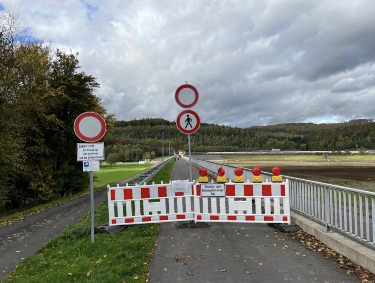 Im Zuge der Arbeiten ist eine Vollsperrung des Staudammweges für Besucher der Kinzigtalsperre notwendig.