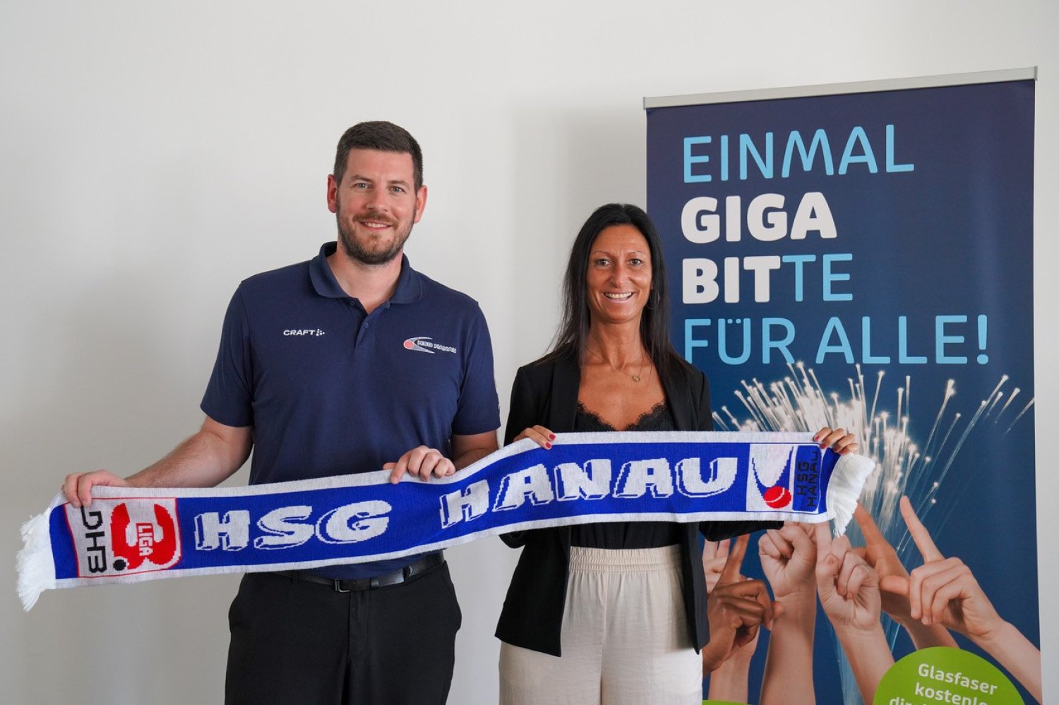 Sie feiern ihre Kooperation: HSG-Trainer und -Geschäftsführer Hannes Geist und Breitband-Geschäftsführerin Simone Roth.