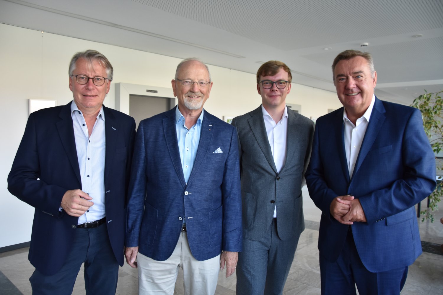 Malte Guttek (3. v.li.) übernimmt zum neuen Jahr die Geschäftsführung der Gesellschaft für Goldschmiedekunst e.V. und die Leitung des Deutschen Goldschmiedehauses Hanau. 