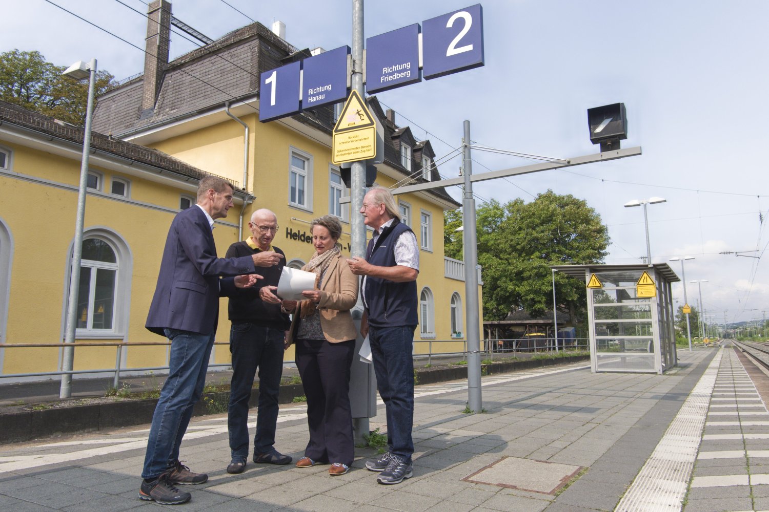 Wolfgang Seifried, Walter Heidrich, Anja Zeller und Uwe Ringel (von links) wollen bei der Planung der Ersatzverkehre die Bedürfnisse der Pendlerinnen und Pendler und das Verkehrsangebot übergreifend in den Blick nehmen, um Synergien zu nutzen.