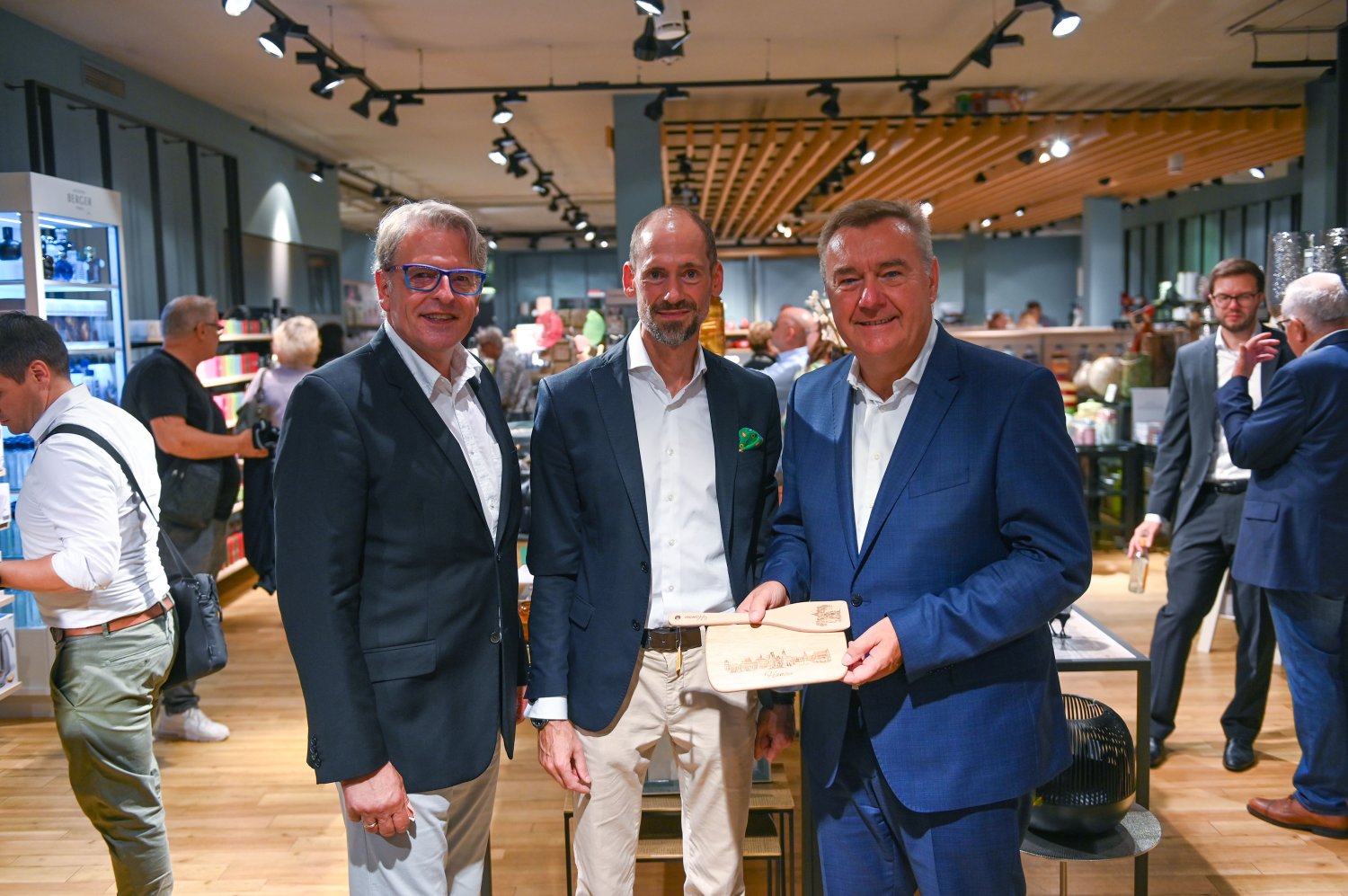 Oberbürgermeister Claus Kaminsky (re.) und Joachim Stamm, Aufsichtsratsvorsitzender der Hanau Marketing GmbH (li.), begrüßen Philipp Keller, Lorey-Geschäftsführer beim Pre-Opening.