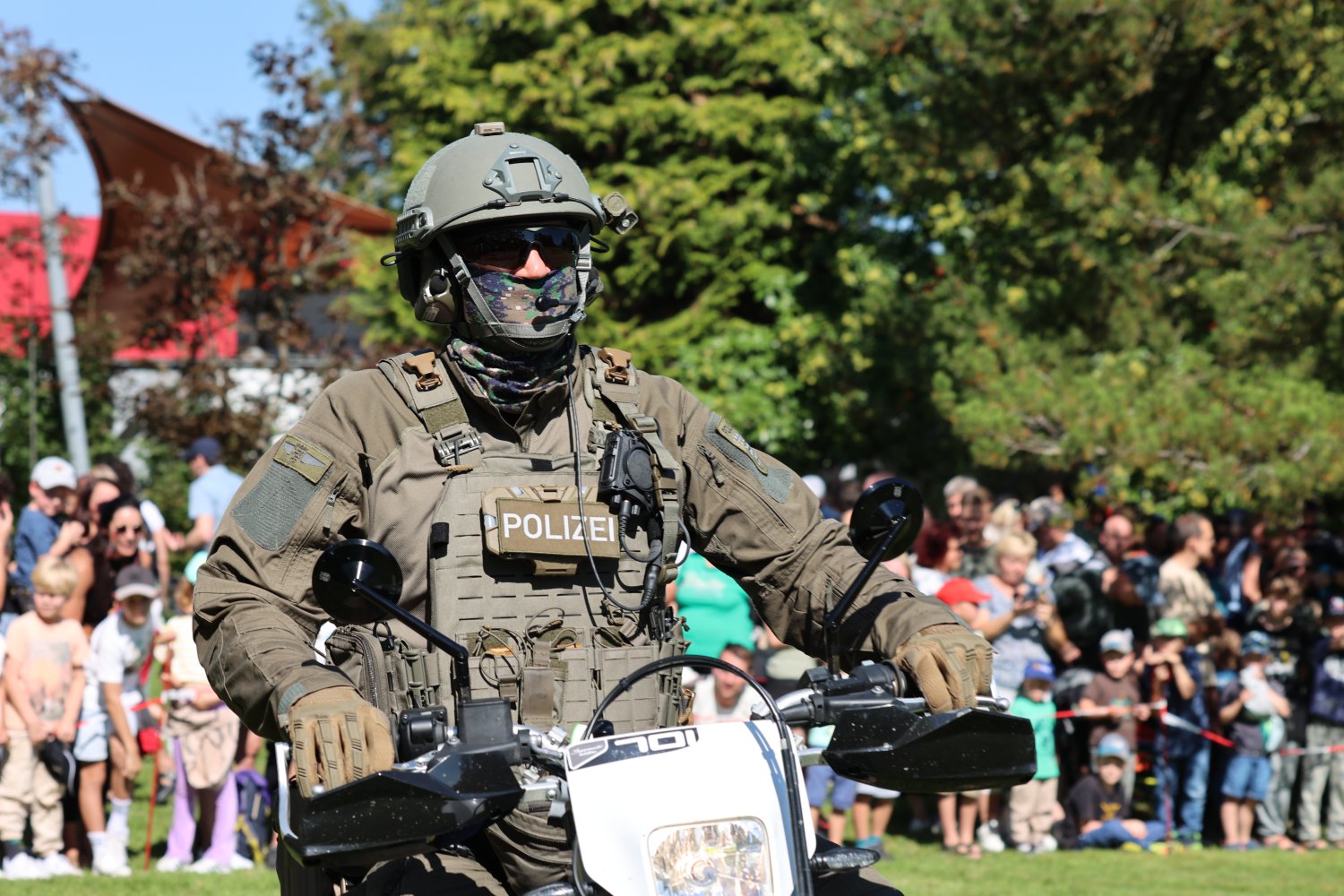 Die große Polizeischau lockt viele Besucher in den Kurpark.