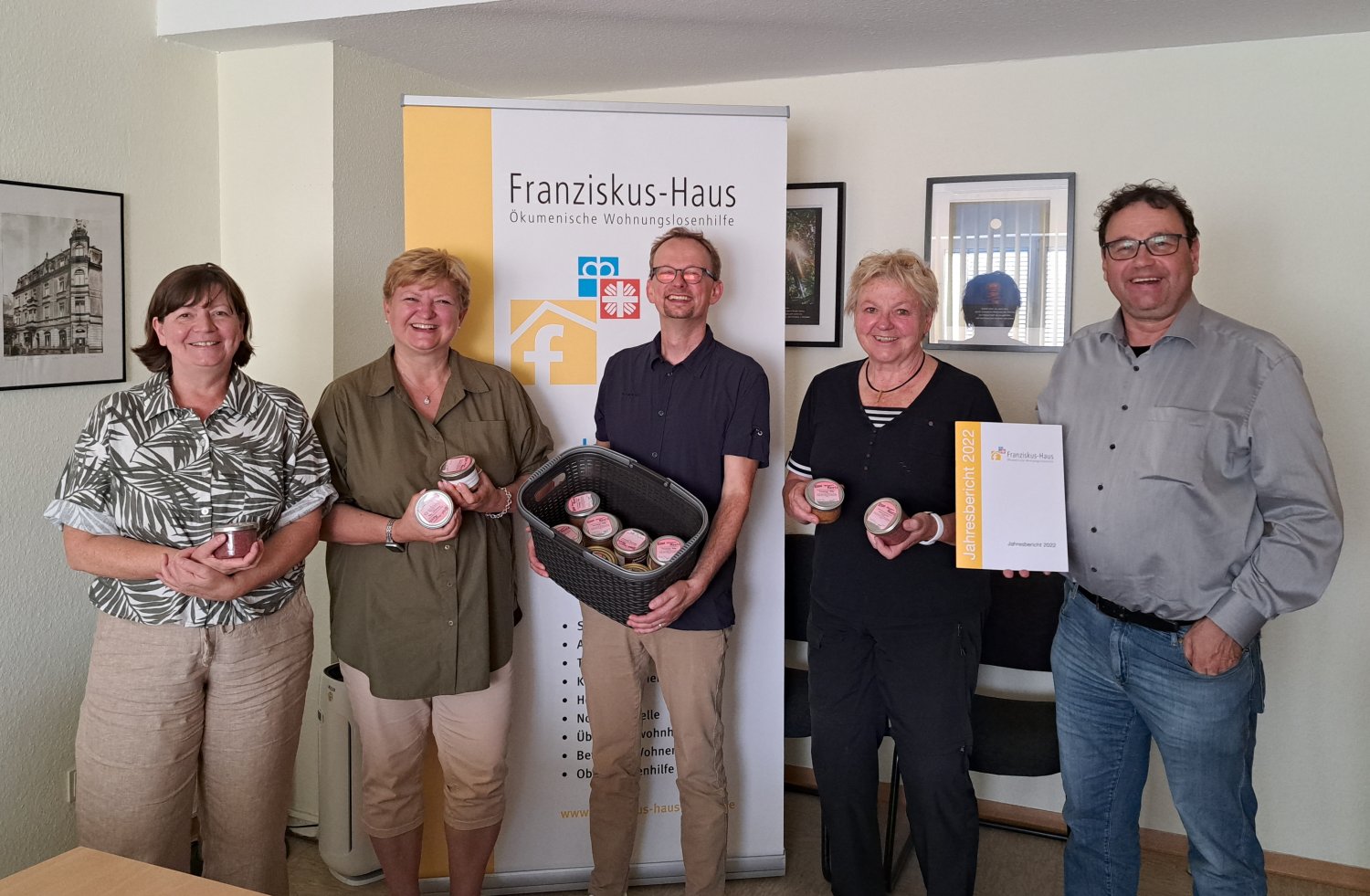 Susanne Kropp, Jutta Straub, Erika Becker und Jörg Mair bei der Übergabe der Sachspende an Dirk Broßmann (Bildmitte).