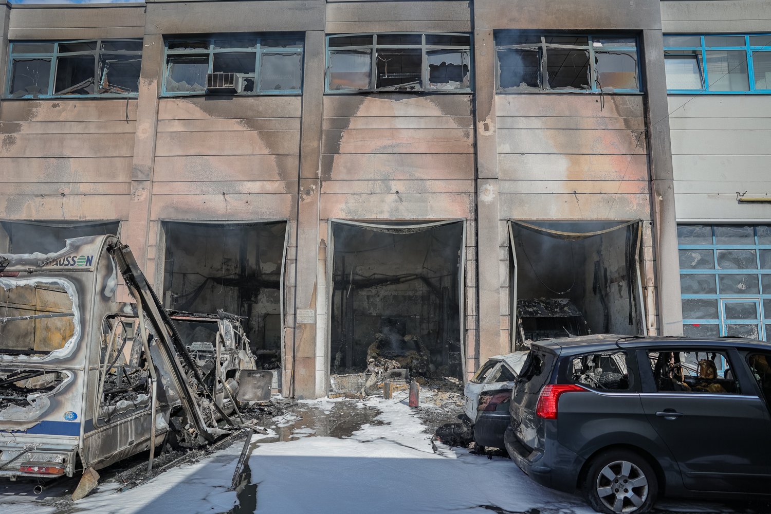 In Maintal-Dörnigheim ist es am frühen Donnerstagmittag zu einem Großbrand in einem Gewerbebetrieb gekommen.