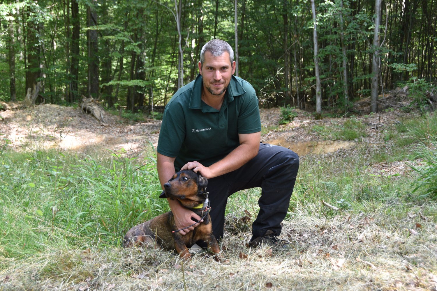 Naturschutzbeamter Lukas Rippl (hier mit Hund Kuno)