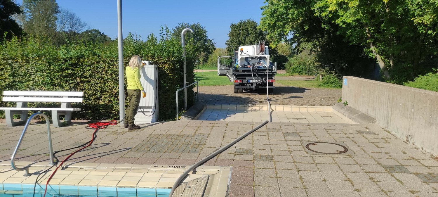 Auftanken am Beckenrand: Die Gießfahrzeuge des städtischen Eigenbetriebs füllen ihre Wassertanks aktuell im Maintalbad.