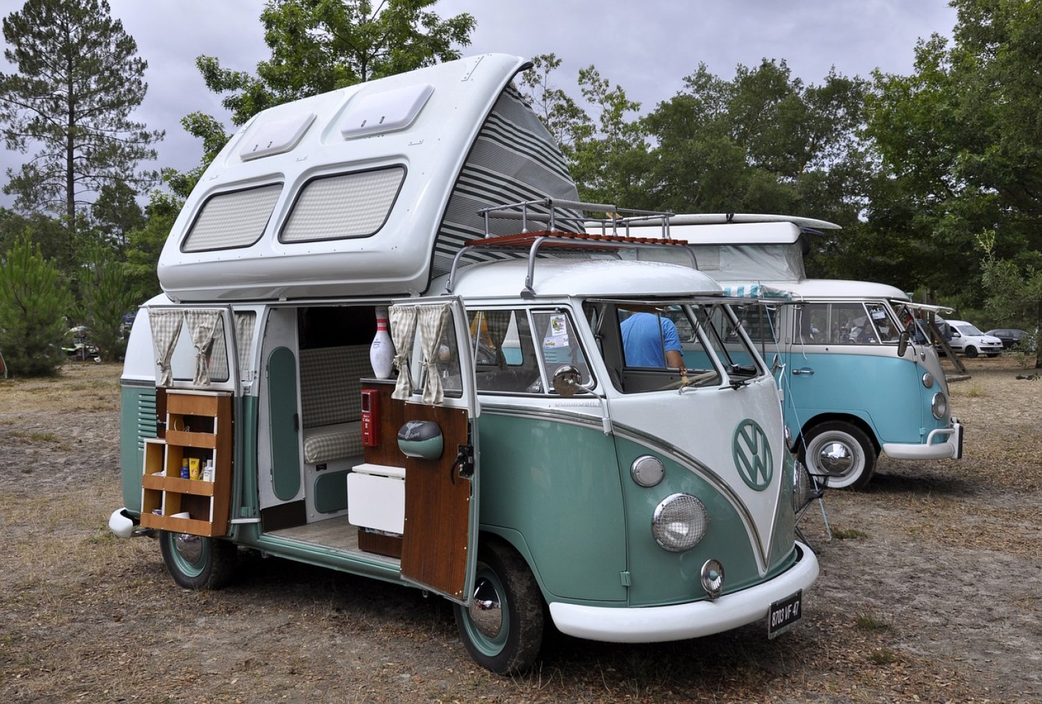 Ist das Auto leergeräumt, steht eine gründliche Reinigung mit dem Staubsauger an, um die Urlaubserinnerungen wie Krümel und Sand zu beseitigen. 