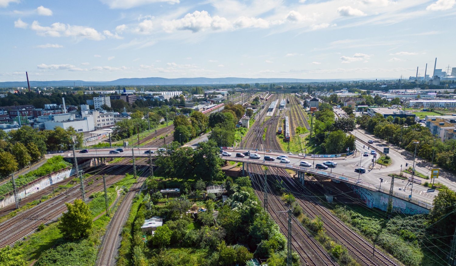 Die bestehende, rund 120 Meter lange Straßenüberführung am Hauptbahnhof wurde im Jahr 1958 gebaut.