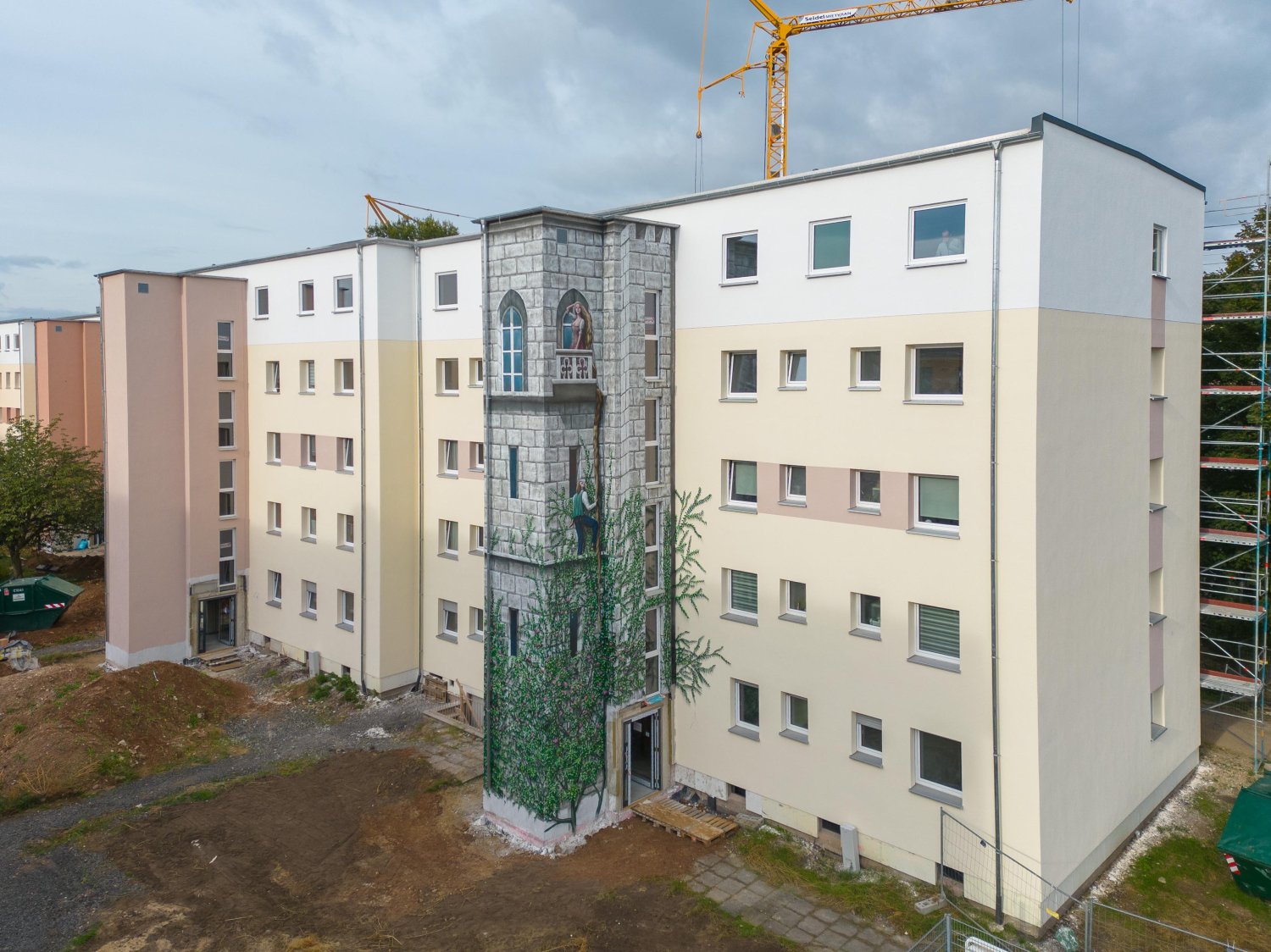 Ein Märchen wird wahr heißt das Kunstwerk, das den neuen, 15 Meter hohen Aufzugsturm in der Ameliastraße in Hanau schmückt.
