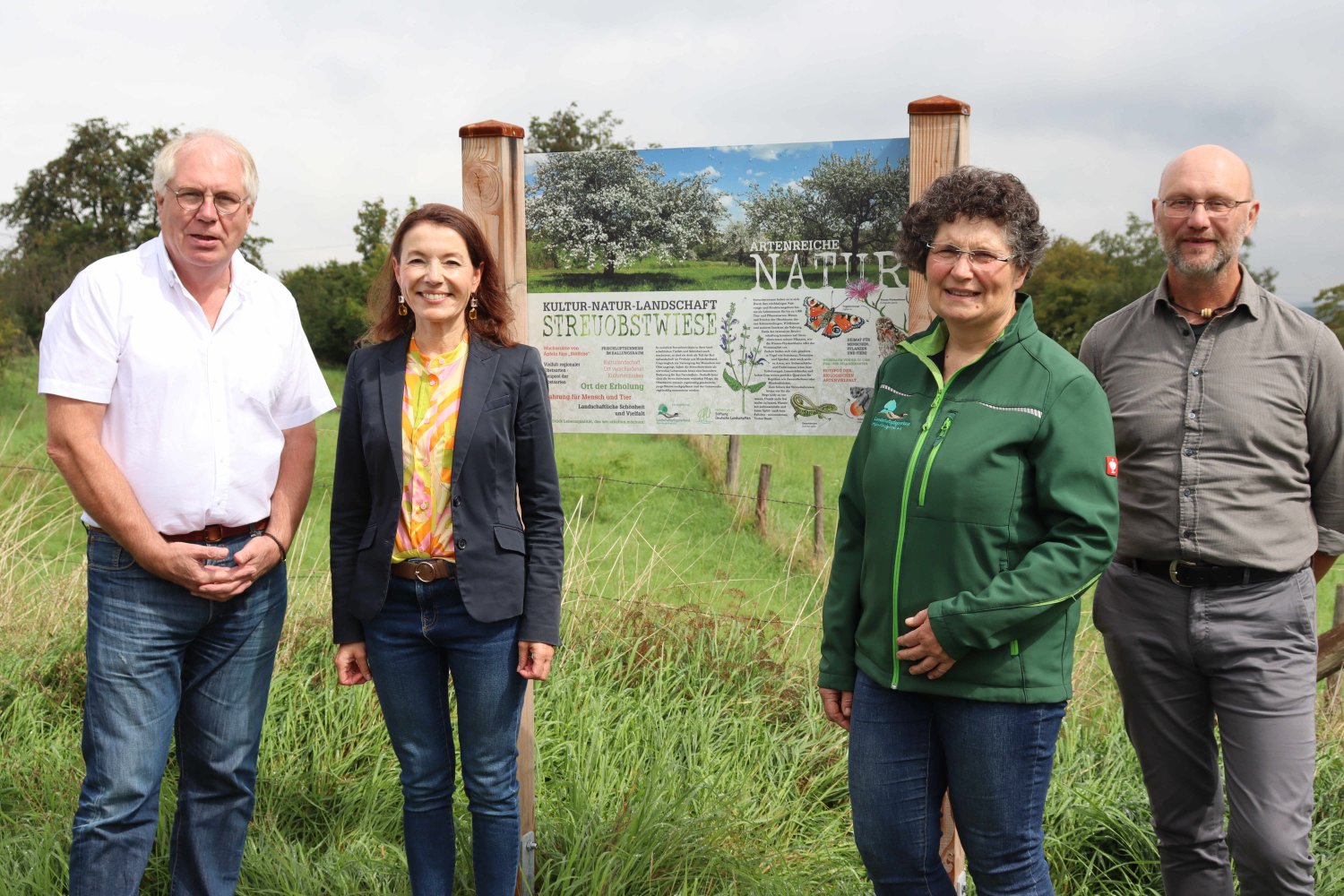 Bürgermeisterin Monika Böttcher (Zweite von links),  Karl-Heinz Kaiser (links), sowie Matthias Metzger und Anika Hensel vor einer neuen Info-Tafel, die über den Wert der einzigartigen Kulturlandschaft Auskunft gibt. 