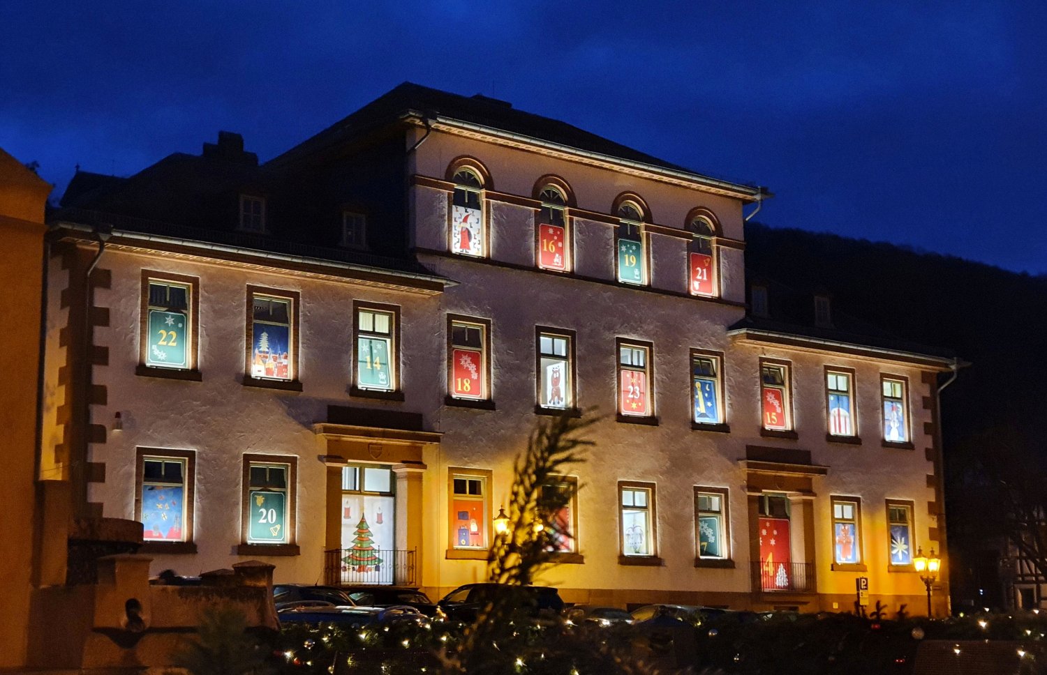 Adventskalender 2023: Auch dieses Jahr sollen die Fenster der ehemaligen Bürgerschule am Obermarkt wieder zum riesigen Adventskalender werden.