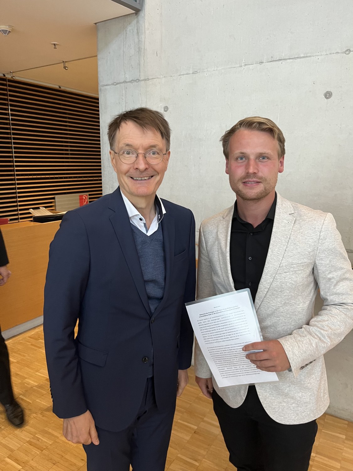 Bundestagsabgeordneter Lennard Oehl (SPD) übergibt Patronatserklärung an Bundesgesundheitsminister Lauterbach.