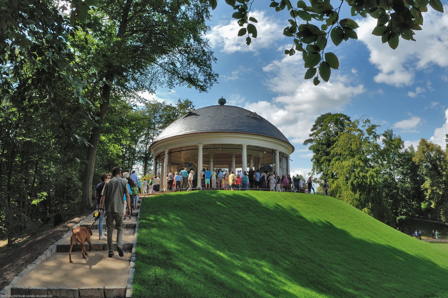 Wer am Feiertag kräftig feiern will, der ist im Staatspark Wilhelmsbad bestens aufgehoben.