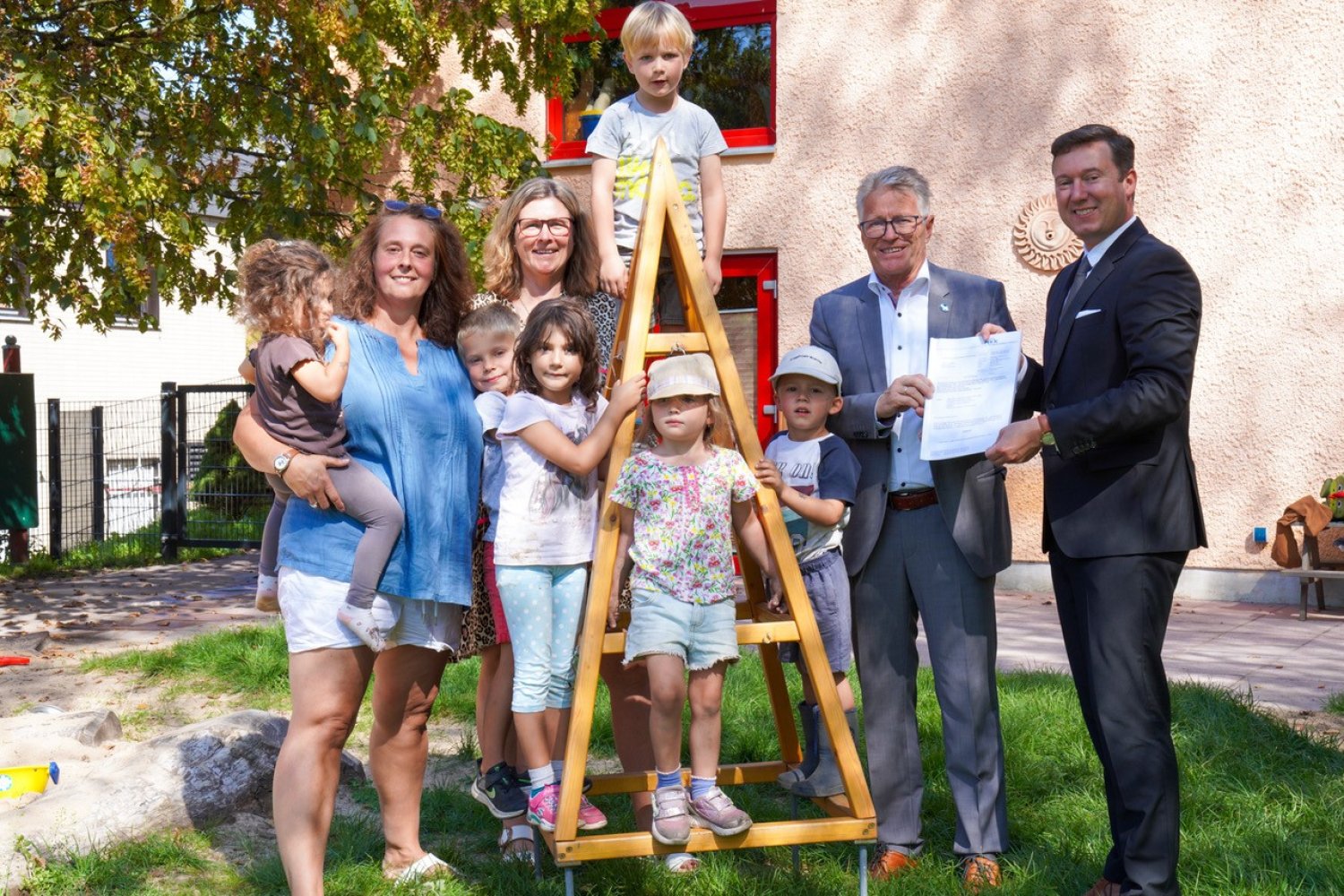 Kita-Leiterin Nancy Kneipp, Kerstin Baier-Hildebrand, Abteilungsleiterin Familien, Sport, Kultur und Tourismus, Winfried Ottmann, Kreisbeigeordneter und Bildungsbeauftragter des Kreises, und Bürgermeister Matthias Möller.