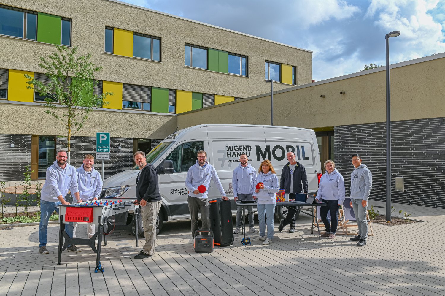 Das neue Jugendmobil mit einen Teil der Mitarbeitenden des Jugendmobiles, sowie Bürgermeister Dr. Maximilian Bieri