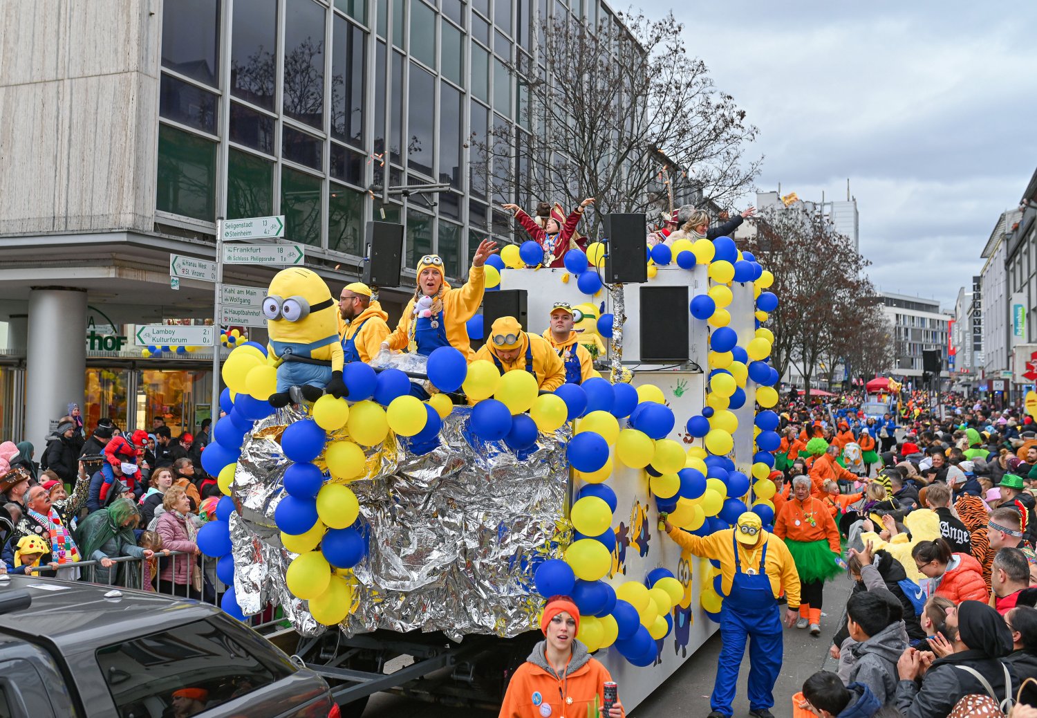 Der Faschingsumzug durch die Hanauer Innenstadt, wie auf diesem Foto im Jahr 2023, fällt 2024 aus. 