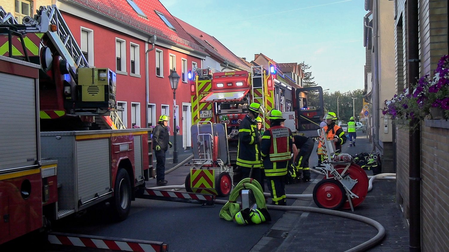 Bei einem Kellerbrand in Hanau-Steinheim hat sich ein Jugendlicher schwere Verletzungen zugezogen.