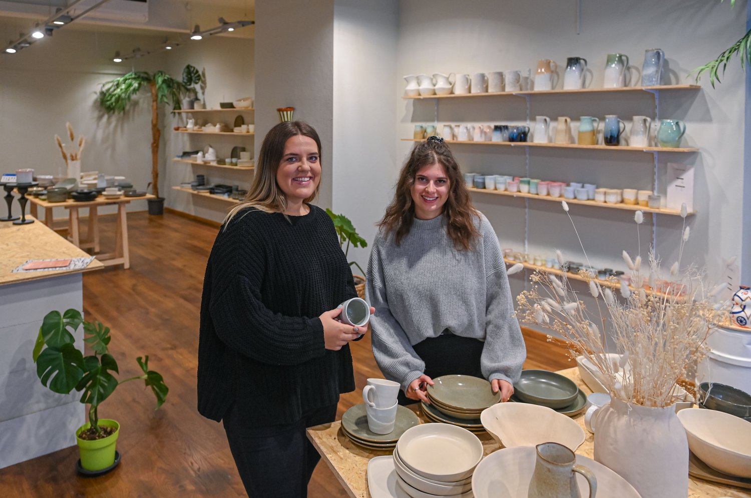 Portugiesische Keramik neu in Hanau: Joy Herold (links) und Michelle Dobberow eröffnen am Montag (2. Oktober) in der Lindenstraße am Marktplatz ihren Pop-up-Store TWO.