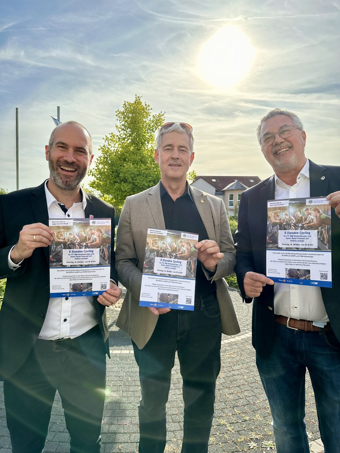 Schirmherr und Nidderauer Bürgermeister Andreas Bär (links) wird selbst kräftig in die Pedalen treten, denn jeder Kilometer bringt mindestens 1.- € für den guten Zweck.