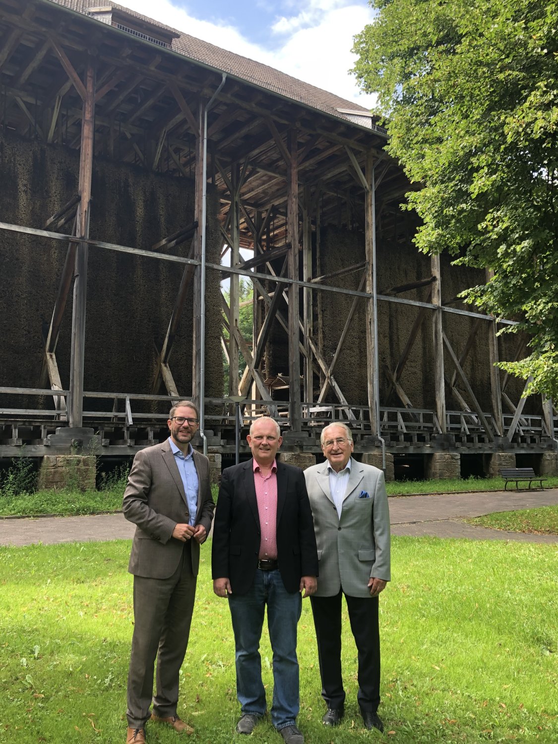 Landrat Thorsten Stolz, SPD-Landtagskandidat Rainer Schreiber und Landrat a.D. Karl Eyerkaufer vor dem Gradierwerk in Bad Orb.