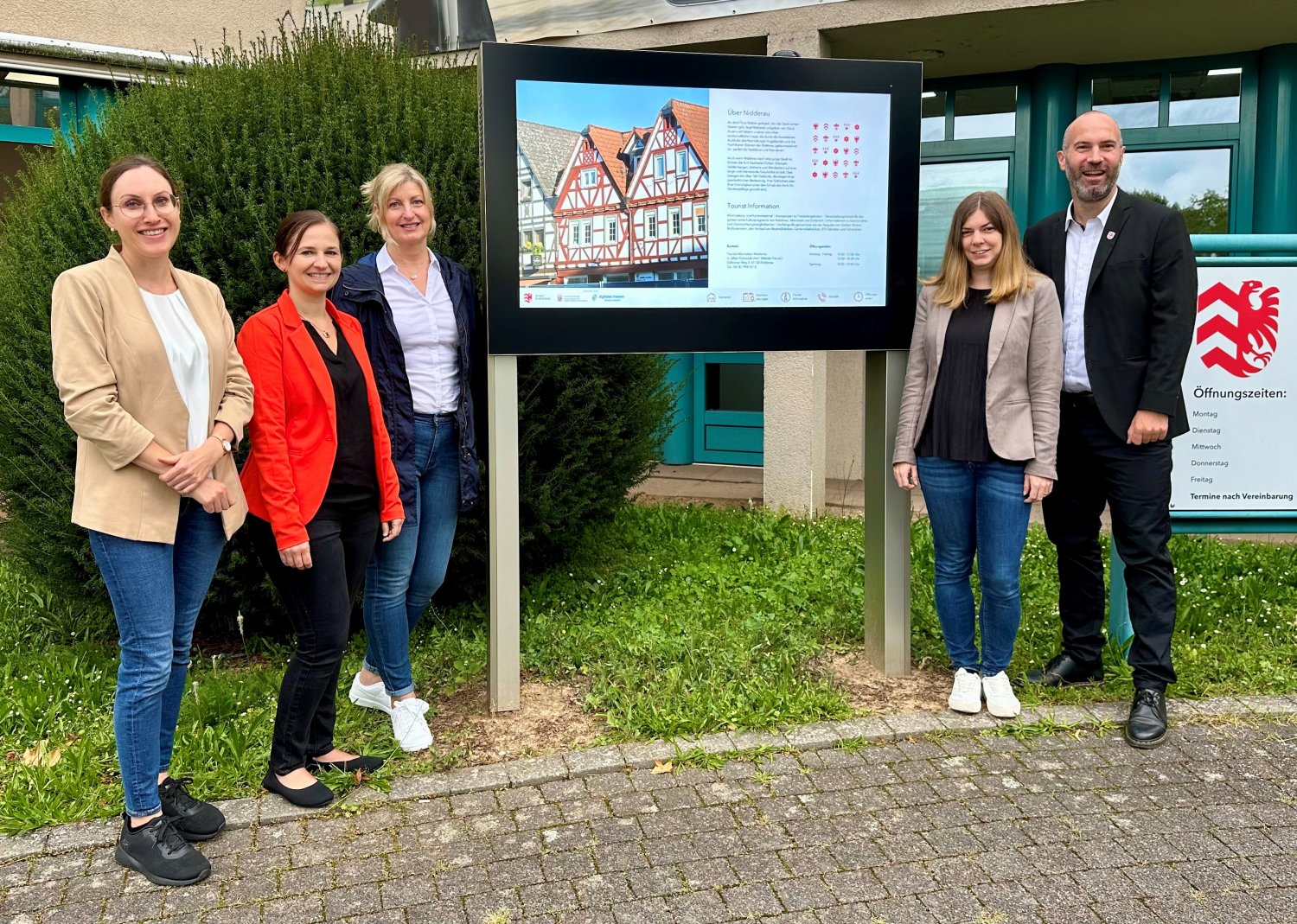 Sechs interaktive Bildschirme sind in den fünf Stadtteilen in Betrieb genommen worden.