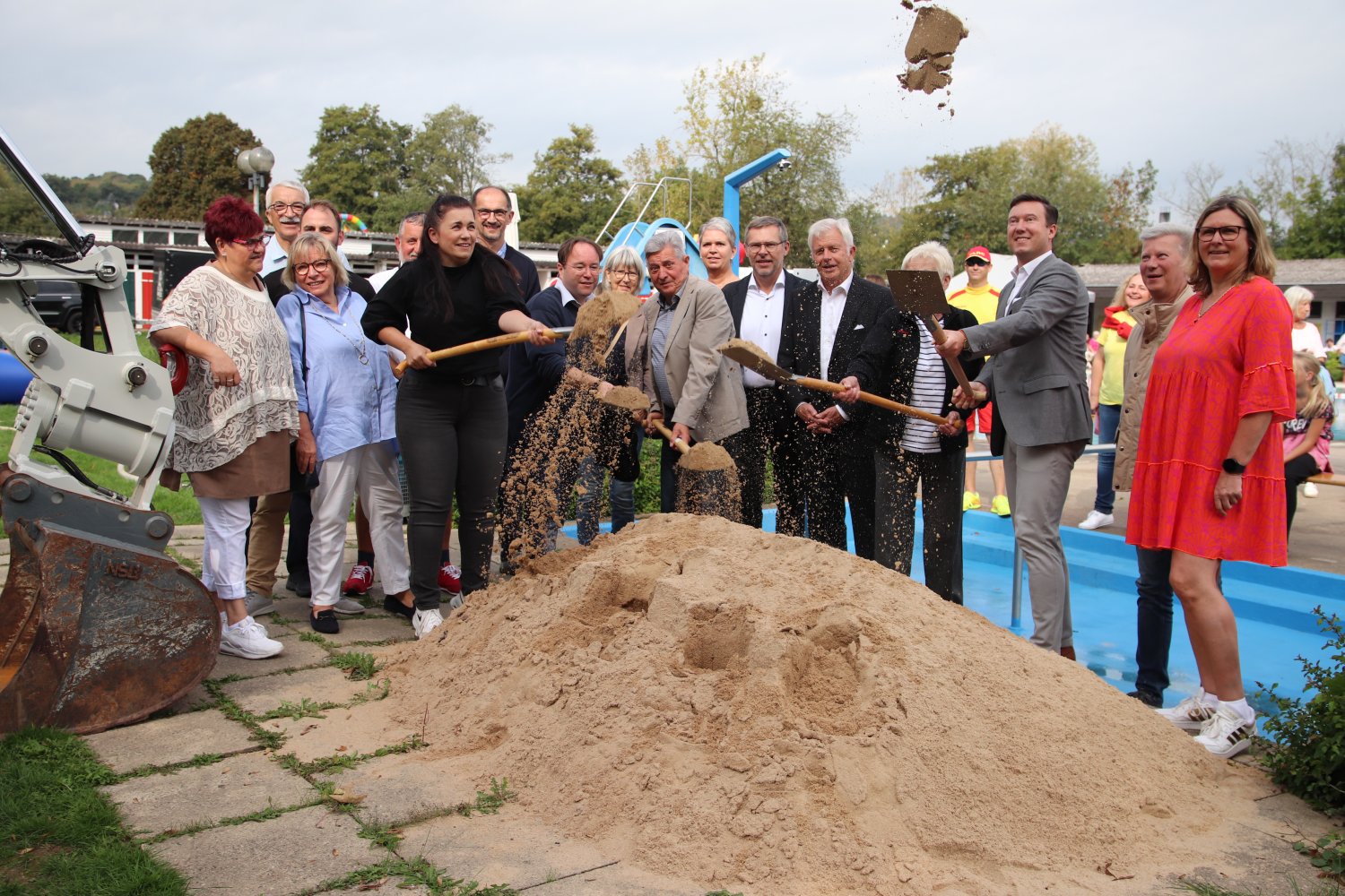Zahlreiche Honoratioren der Stadt Schlüchtern nahmen symbolisch den ersten Spatenstich für das neue Freibad vor. 