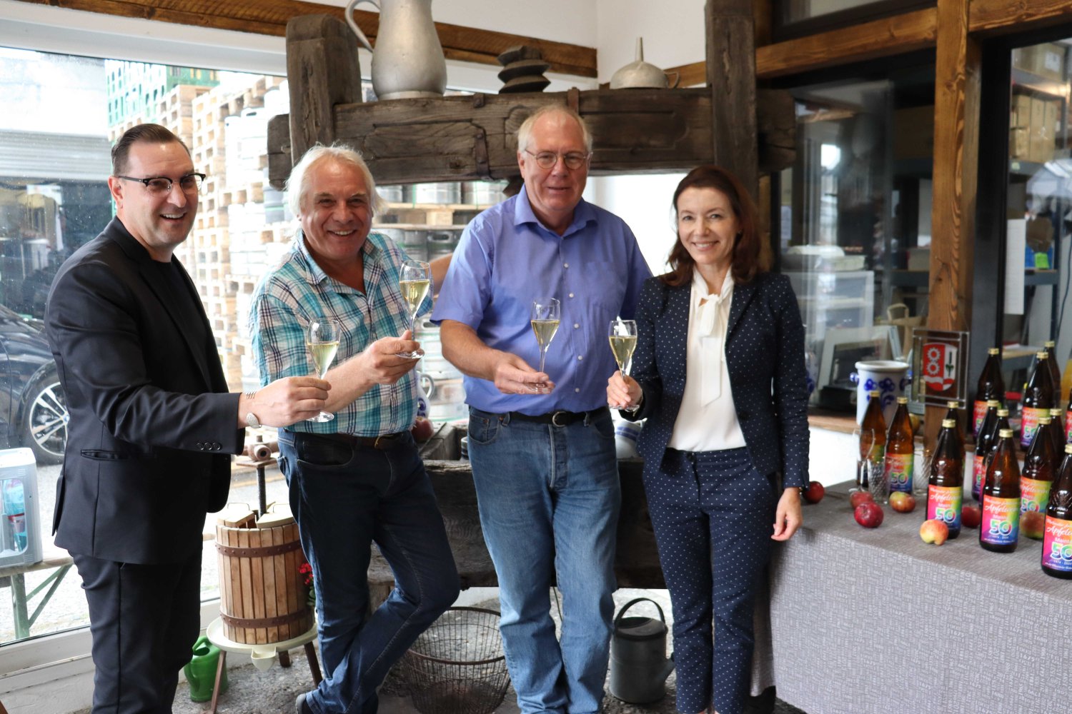 Bürgermeisterin Monika Böttcher, Erster Stadtrat Karl-Heinz Kaiser und Maintals Kulturbeauftragter Tom Wörner verkosten den von Jörg Stier kreierten Jubiläums-Apfelwein.