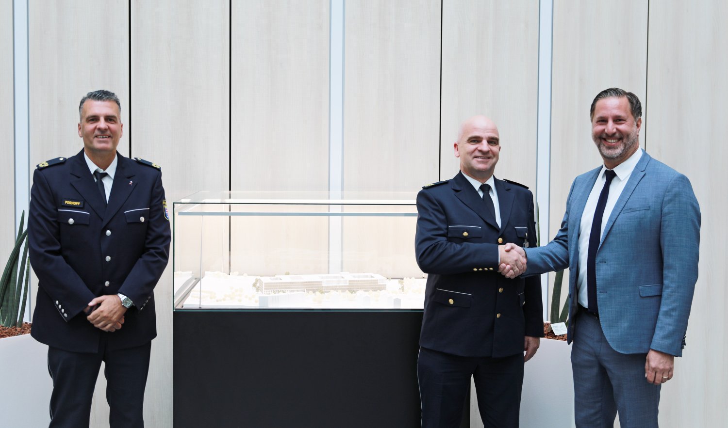 Polizeipräsident Daniel Muth (rechts) begrüßte den neuen Leiter der Abteilung Einsatz, Marco Weller (Mitte) im Beisein von dessen Amtsvorgänger Dirk Fornoff (links).