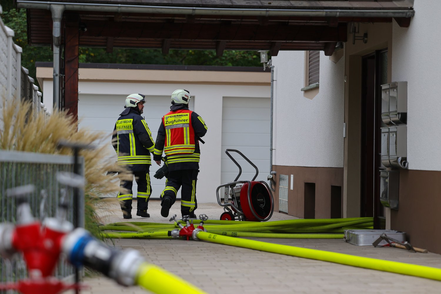 Ein Brand in einer Kellerwohnung eines Einfamilienhauses führte in Erlensee am Montag gegen 13:0 Uhr zu einem Feuerwehreinsatz.
