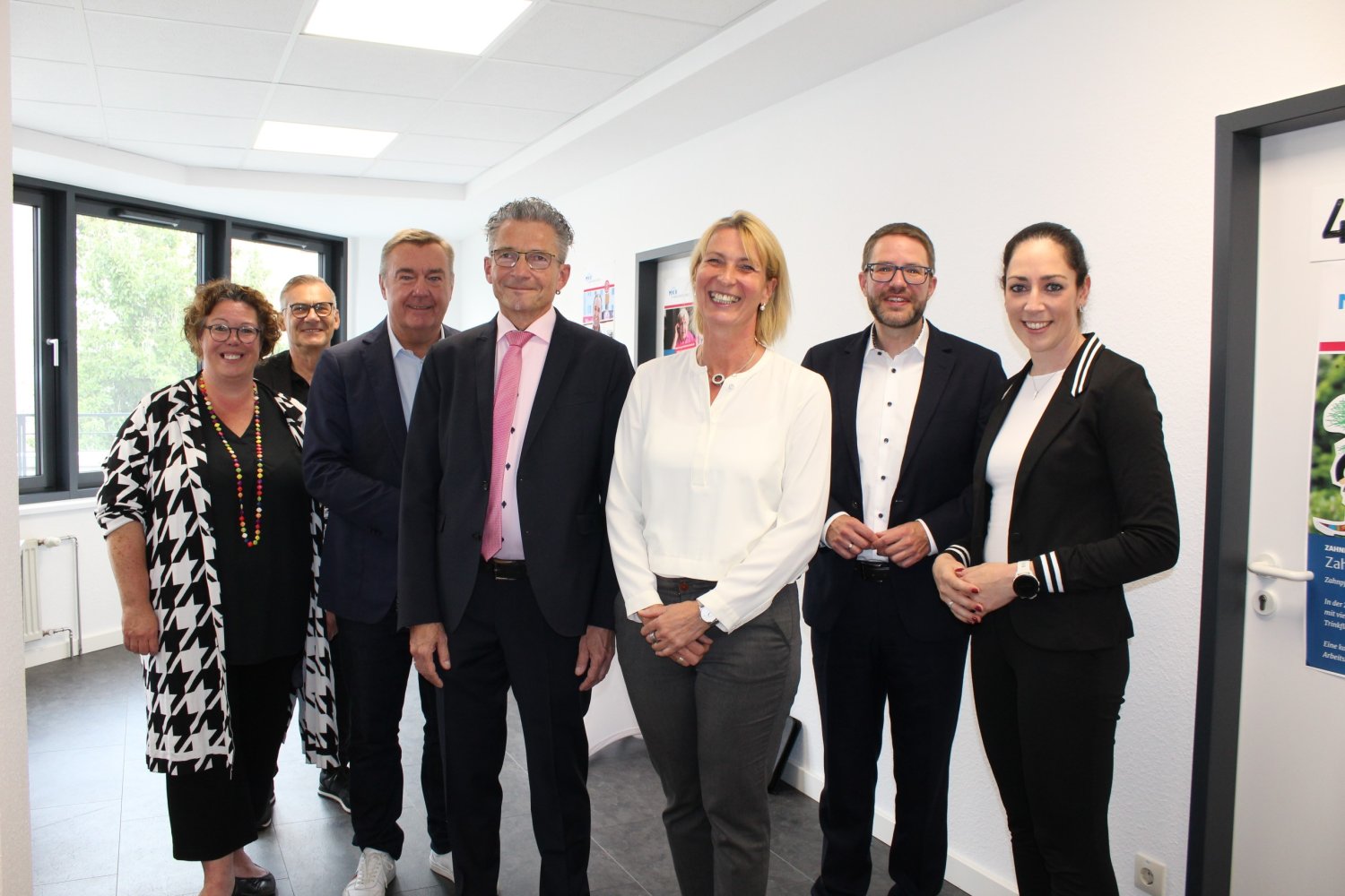Erste Kreisbeigeordnete Susanne Simmler, Uwe Triebel (Stadt Hanau), Oberbürgermeister Claus Kaminsky, Dr. Wolfgang Lenz (Main-Kinzig-Kreis), Dr. Silke Hoffmann-Bär (Stadt Hanau), Landrat Thorsten Stolz und Stadträtin Isabelle Hemsley (v.li.).