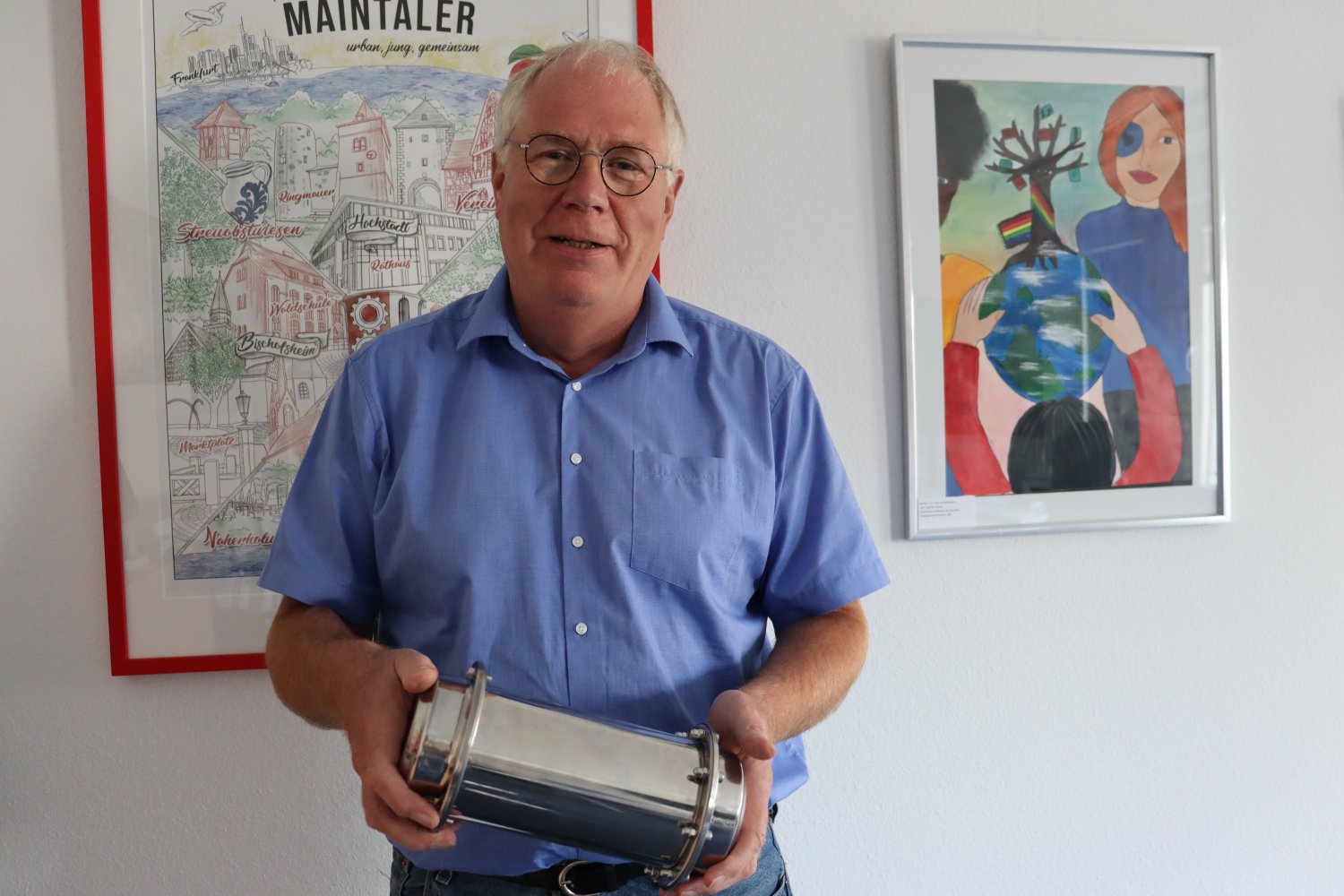 75 solcher Zeitkapseln sollen an der geographischen Stadtmitte Maintals vergraben werden. Interessierte Privatpersonen, Vereine oder Unternehmen können die Kapseln erwerben. Bewerbungen sind bis 30. November möglich.