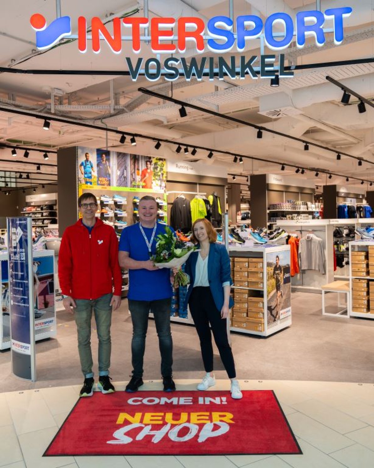 V.l.n.r.: Georg Norkowski (Bereichsfilialleitung Sport Voswinkel GmbH & Co. KG), Felix Gehrmann (Stellv. Filialleitung), Claudia Ullmann (Centermanagerin Forum Hanau).