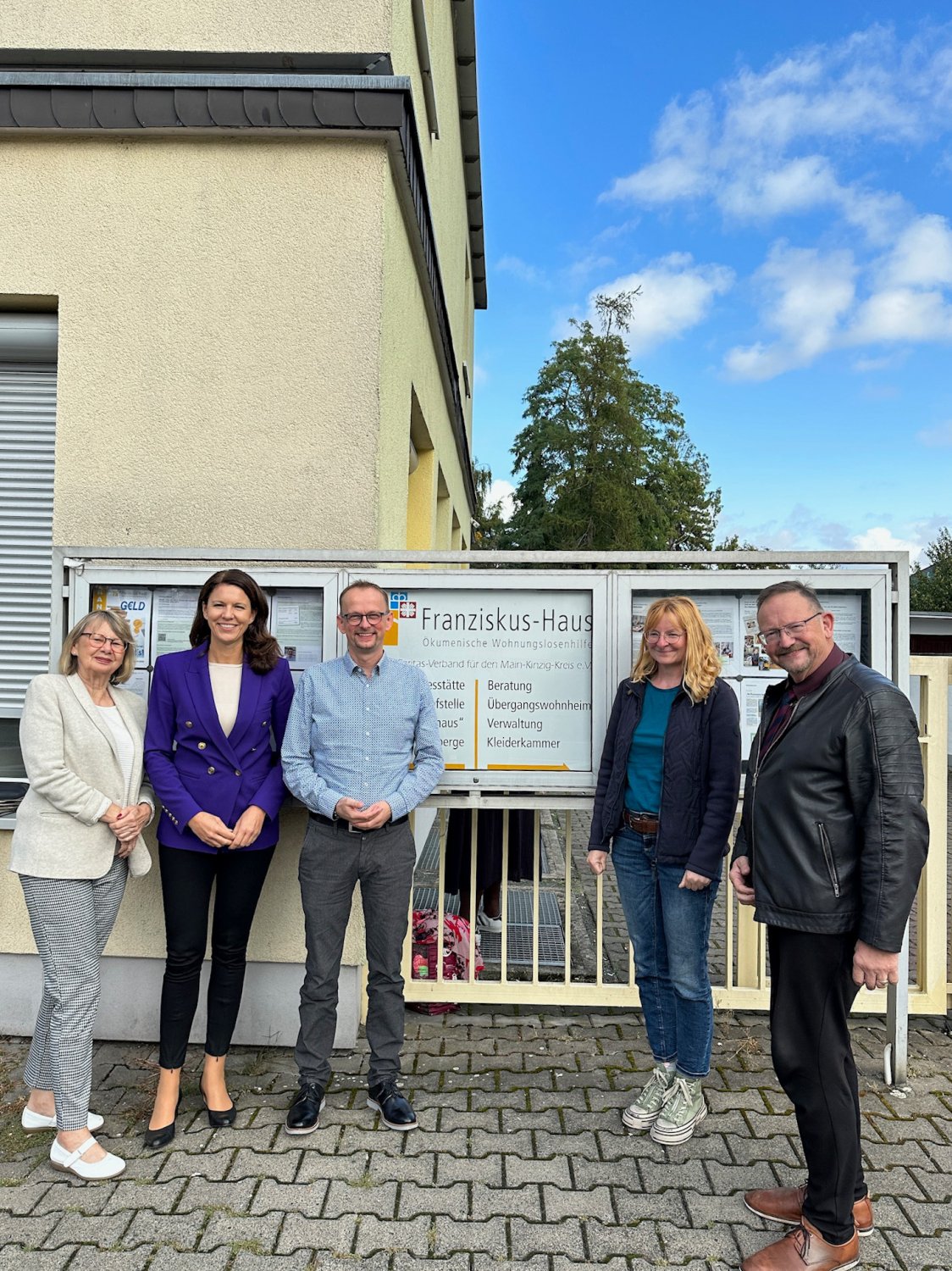 Im Franziskus-Haus in Hanau informiert sich Bundestagsabgeordnete Dr. Katja Leikert gemeinsam mit Hildegard Geberth von der CDU Hanau über die Auswirkungen der geplanten Kürzungen der Ampel-Regierung im Bundeshaushalt 2024 auf soziale Einrichtungen.