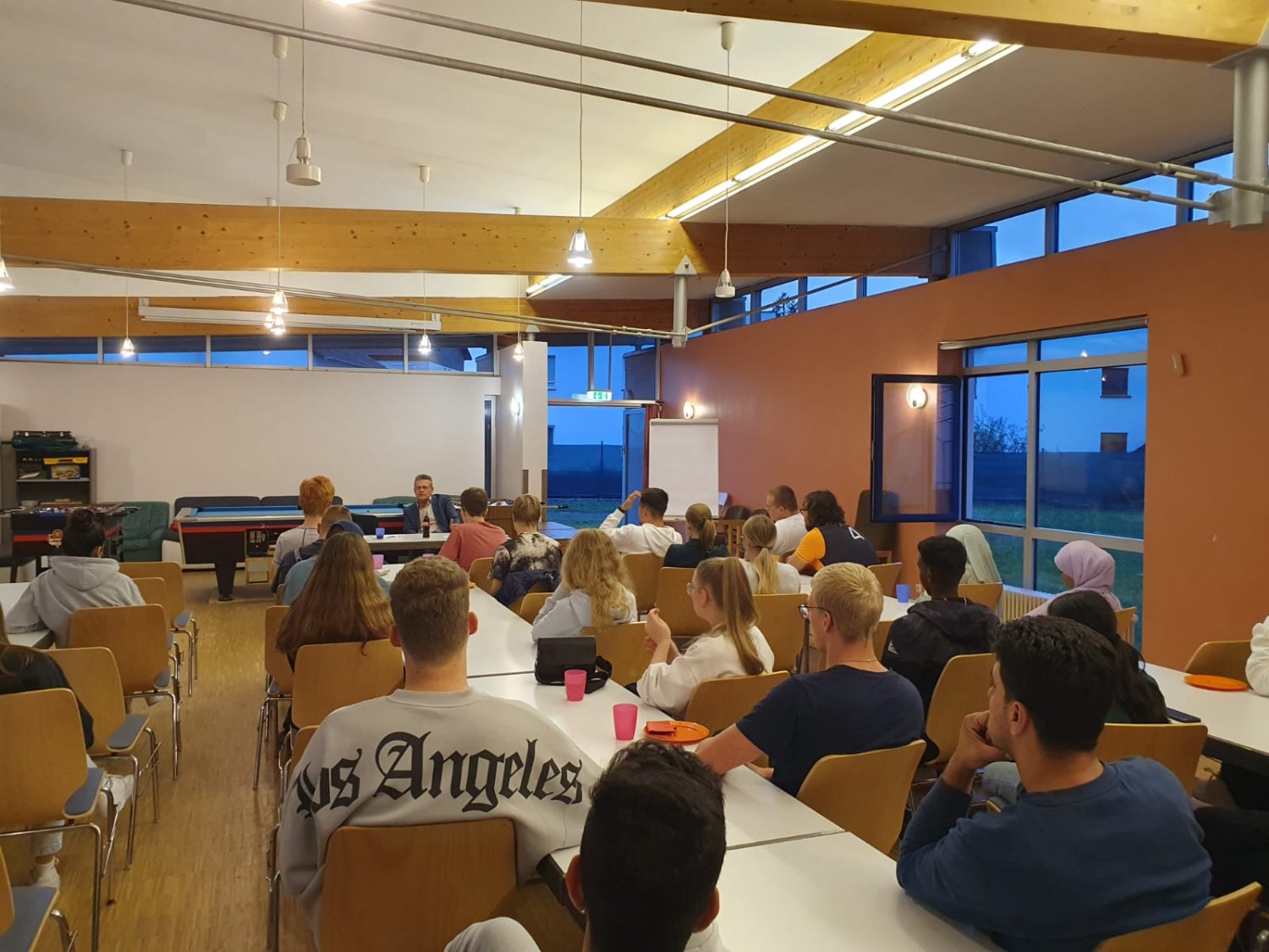 Am vergangenen Mittwoch hat im JUZ des Team Kinder- und Jugendarbeit Erlensee (TKJE) das erste Jugend.Stadt.Gespräch mit Bürgermeister Stefan Erb stattgefunden.