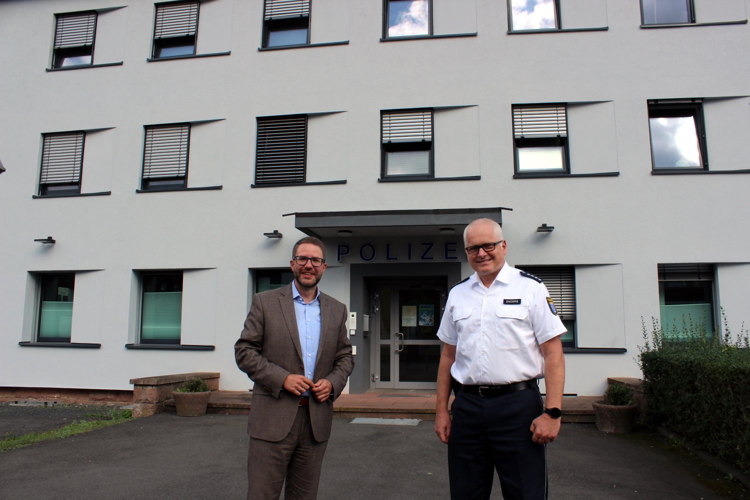 Landrat Thorsten Stolz (links) sprach mit Polizeihauptkommissar Stefan Enders über den Dienststellenbezirk Schlüchtern und wünschte dem neuen Leiter der Polizeistation gutes Gelingen und viel Schaffenskraft.
