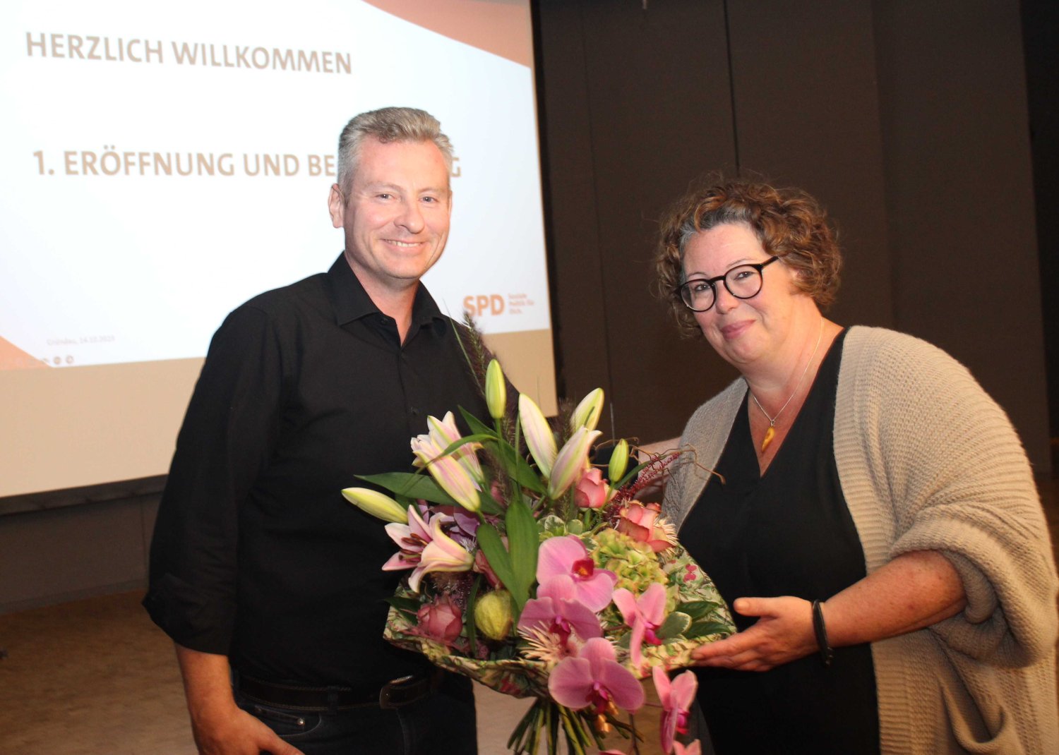 Andreas Hofmann wurde als Vorsitzender der SPD Main-Kinzig mit 87 Prozent der Stimmen wiedergewählt. Erste Kreisbeigeordnete Susanne Simmler gratuliert.