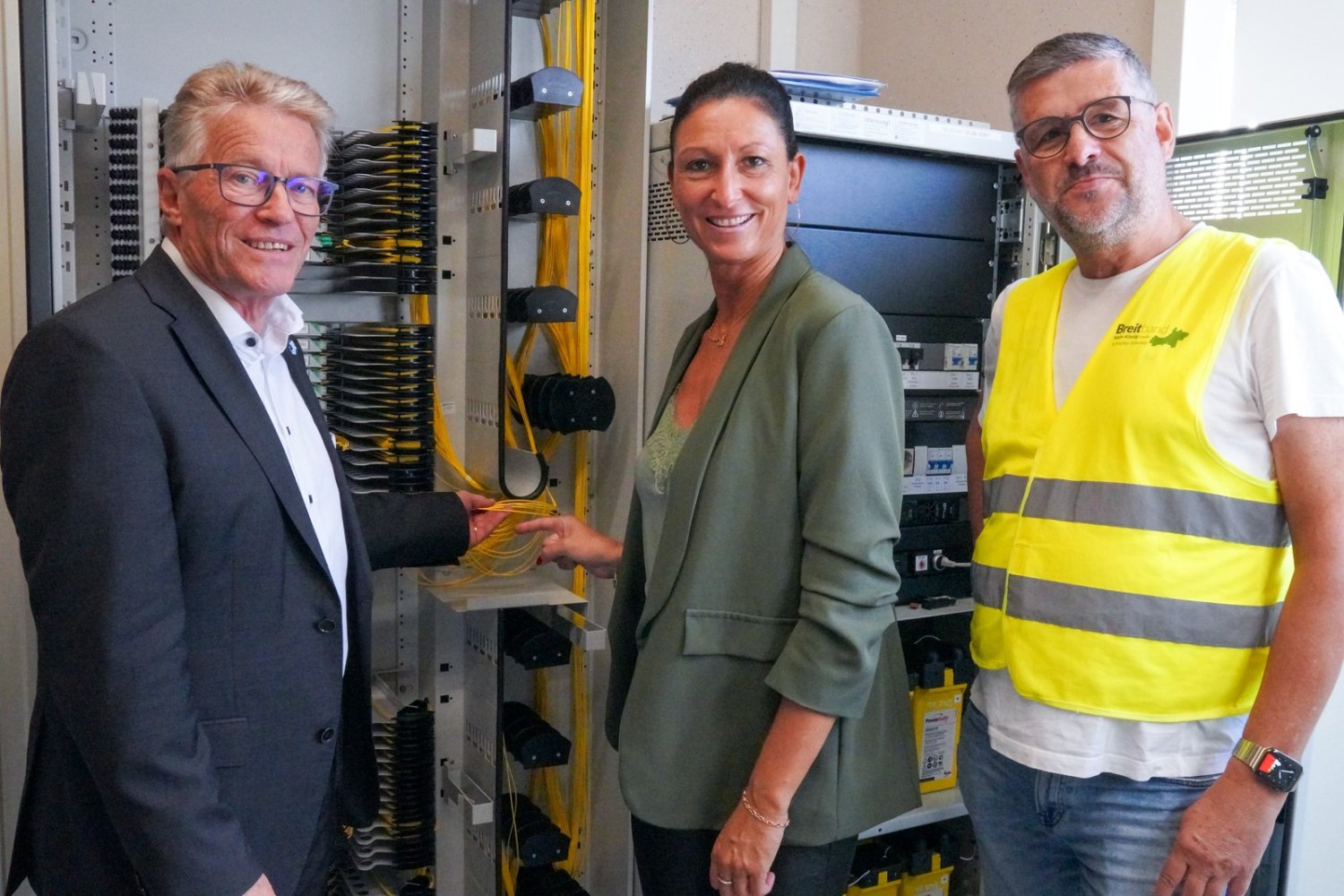 Winfried Ottmann, Kreisbeigeordneter und Breitband-Aufsichtsratsvorsitzender, Simone Roth, Geschäftsführerin der Breitband Main-Kinzig, und Thomas Braun, Projektleiter Außenbereich bei Athanus Partners (v.li.).